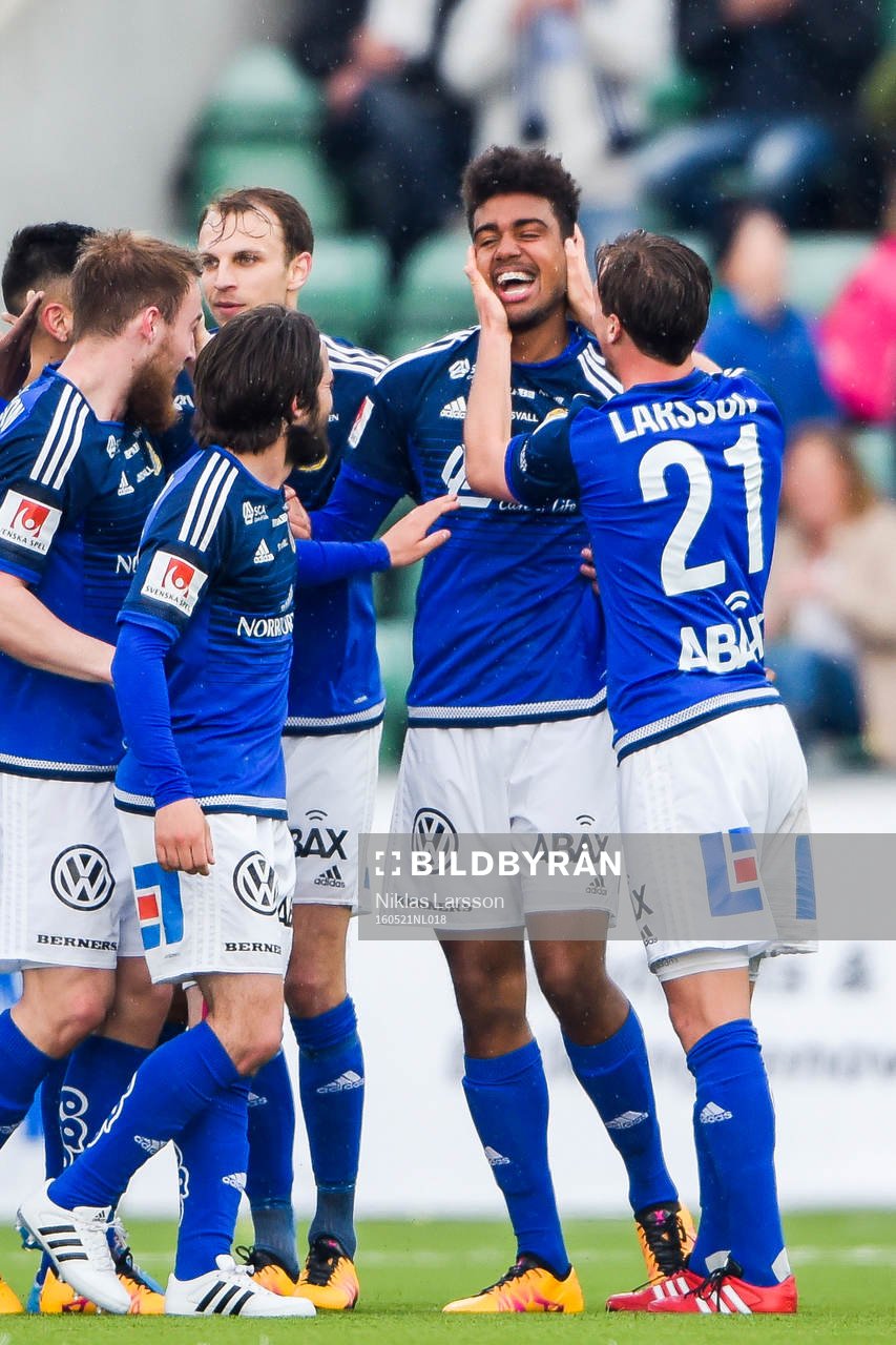 Sundsvalls Noah Sonko Sundberg jublar med Eric Larsson