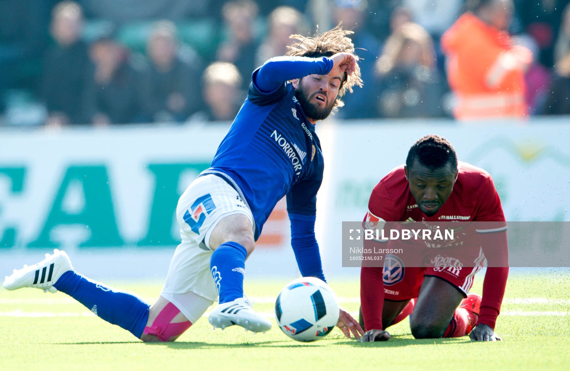 Sundsvalls Robbin Sellin och Östersunds Monday Samuel