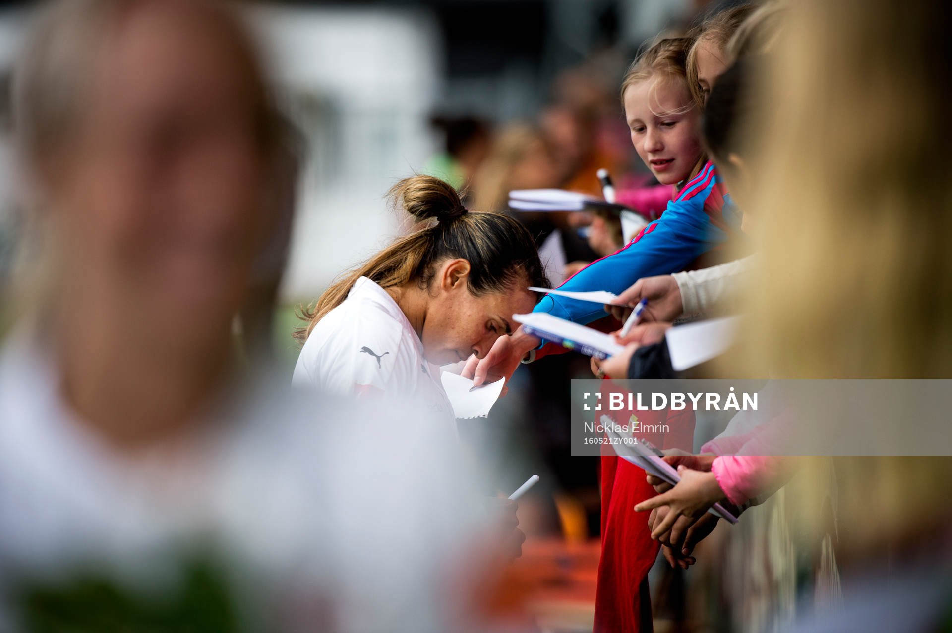 Rosengårds Marta Viera Da Silva skriver autografer efter matchen i Damallsvenskan mellan Kopparbergs/Göteborg och FC Rosengård den 21 maj 2016 i Göteborg.