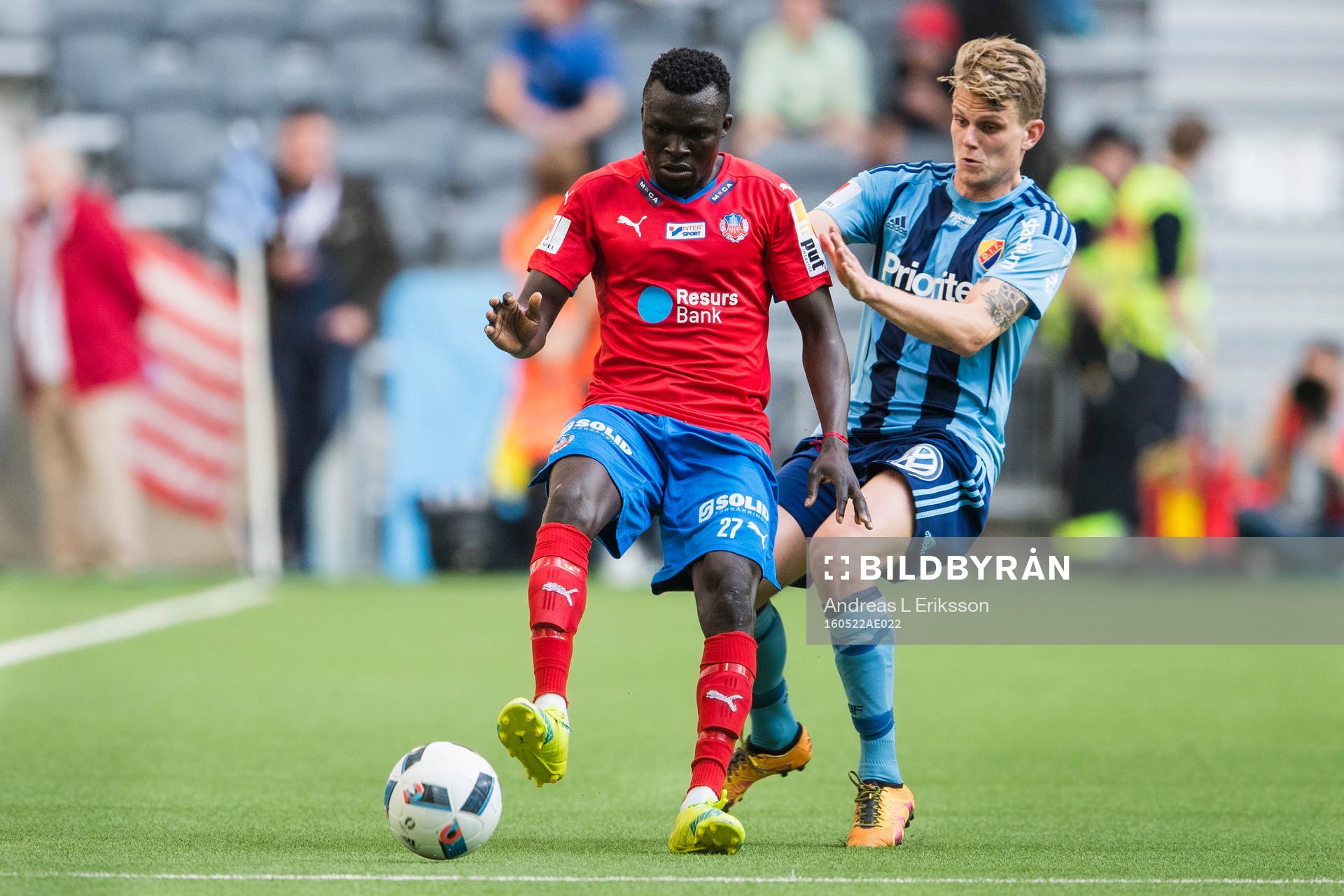 Helsingborgs Lalawélé Atakora i kamp om bollen med Djurgårdens Tim Björkström under fotbollsmatchen i Allsvenskan mellan Djurgården och Helsingborg den 22 maj 2016 i Stockholm. 