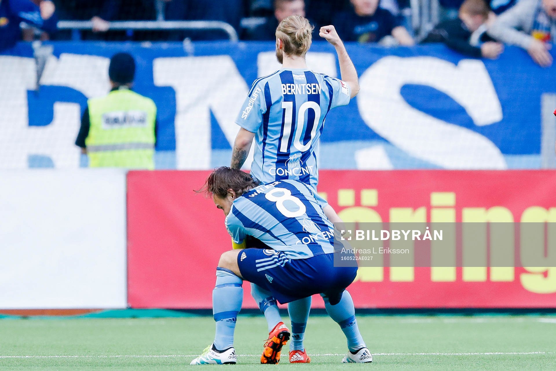 Djurgårdens Daniel Berntsen och Kevin Walker jublar