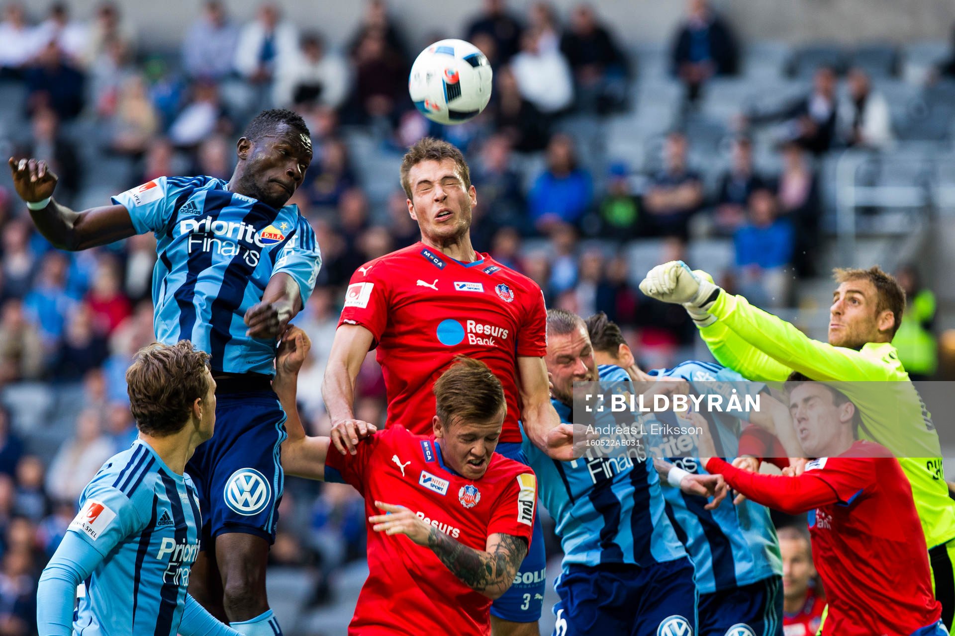 Djurgårdens Omar Colley i en nickduell med Helsingborgs