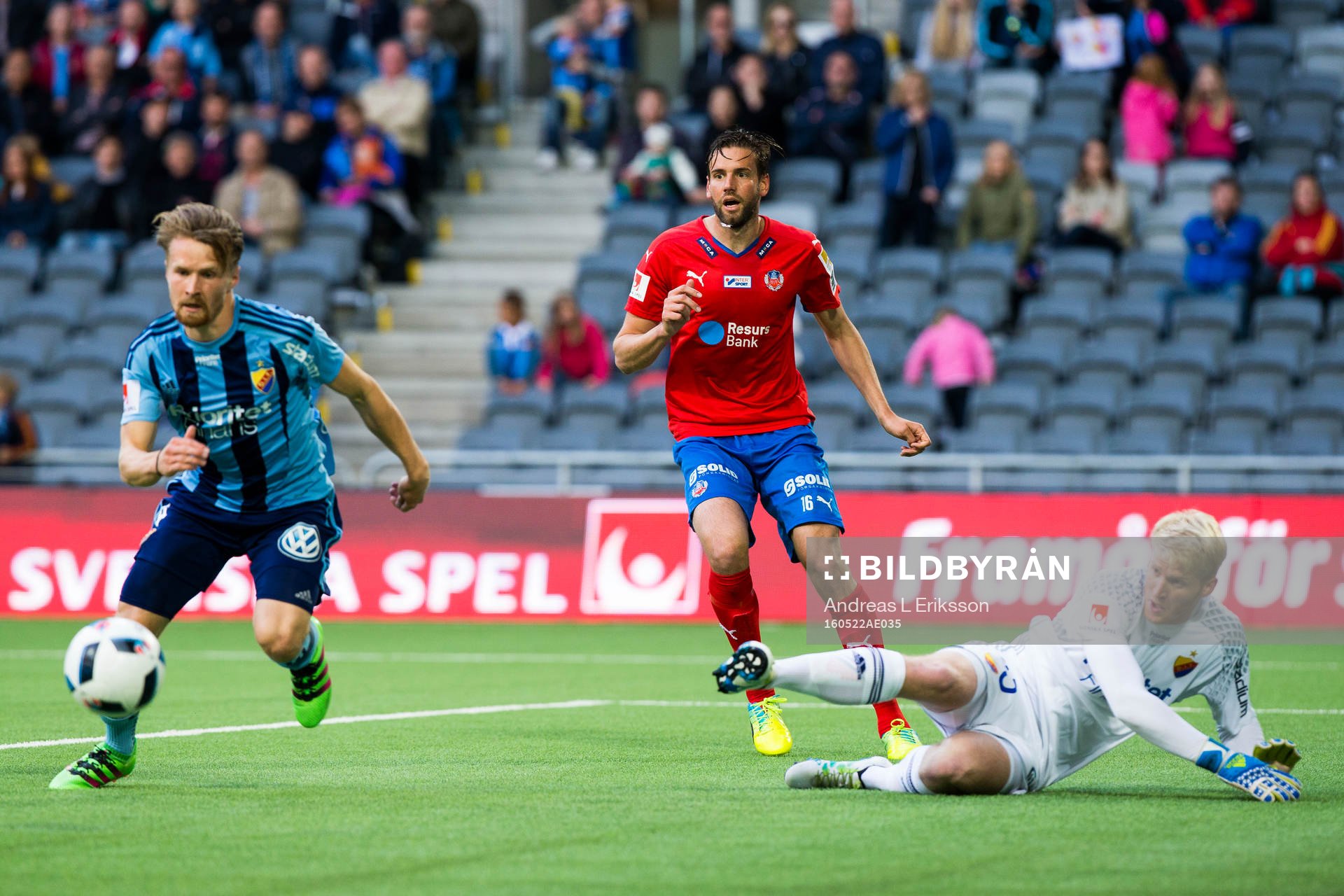 Helsingborgs Mikael Dahlberg (m) ser på när Djurgårdens