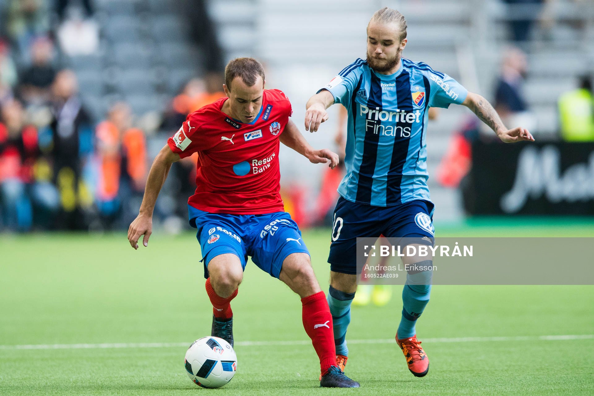 Helsingborgs Carl Wede i kamp om bollen med Djurgårdens Daniel Berntsen under fotbollsmatchen i Allsvenskan mellan Djurgården och Helsingborg den 22 maj 2016 i Stockholm.
