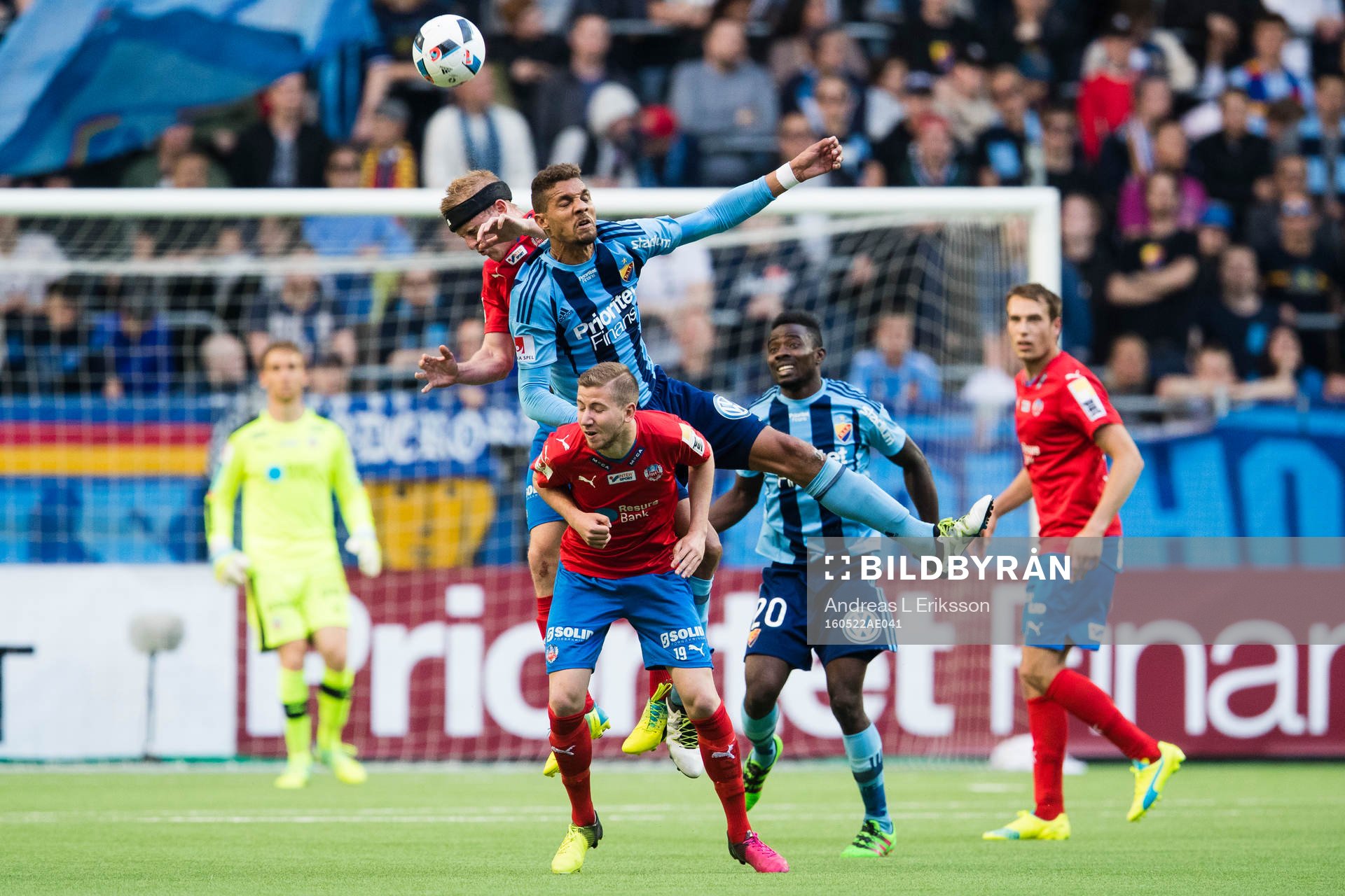 Djurgårdens Mathias Ranegie hoppar in i en nickduell med