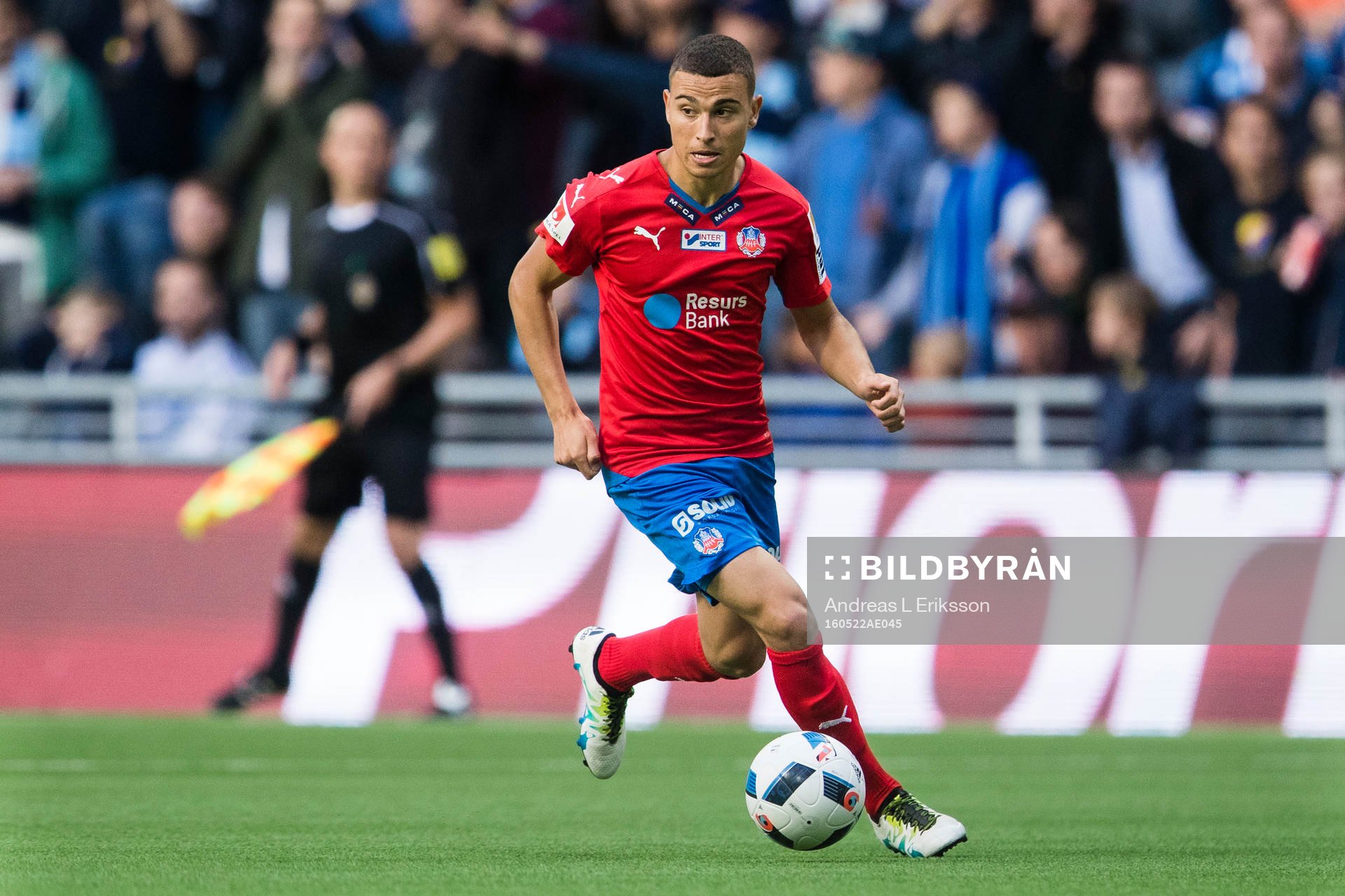 Helsingborgs Jordan Larsson med bollen