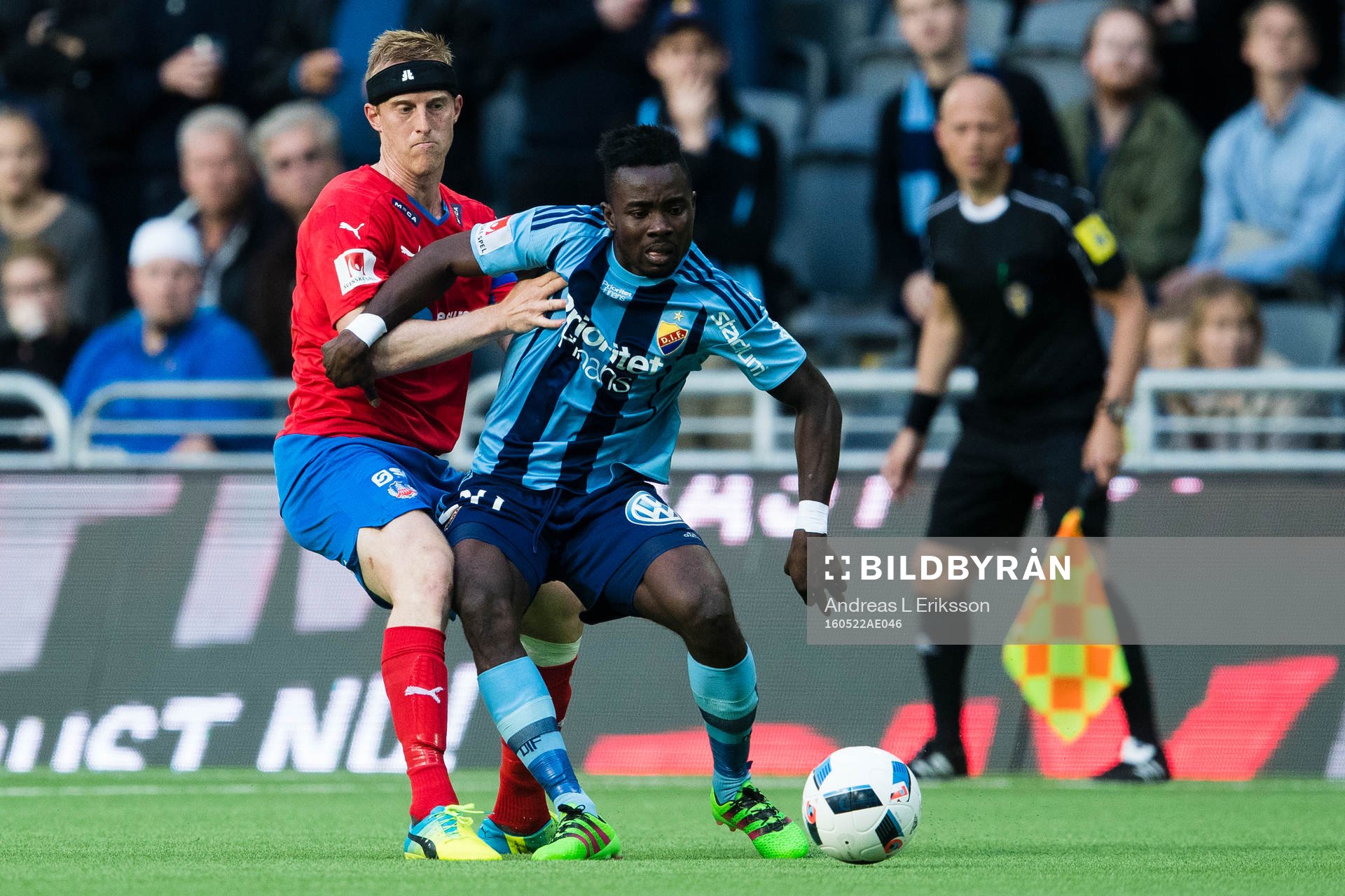 Helsingborgs Peter Larsson i kamp om bollen med Djurgårdens Sam Johnson under fotbollsmatchen i Allsvenskan mellan Djurgården och Helsingborg den 22 maj 2016 i Stockholm. 