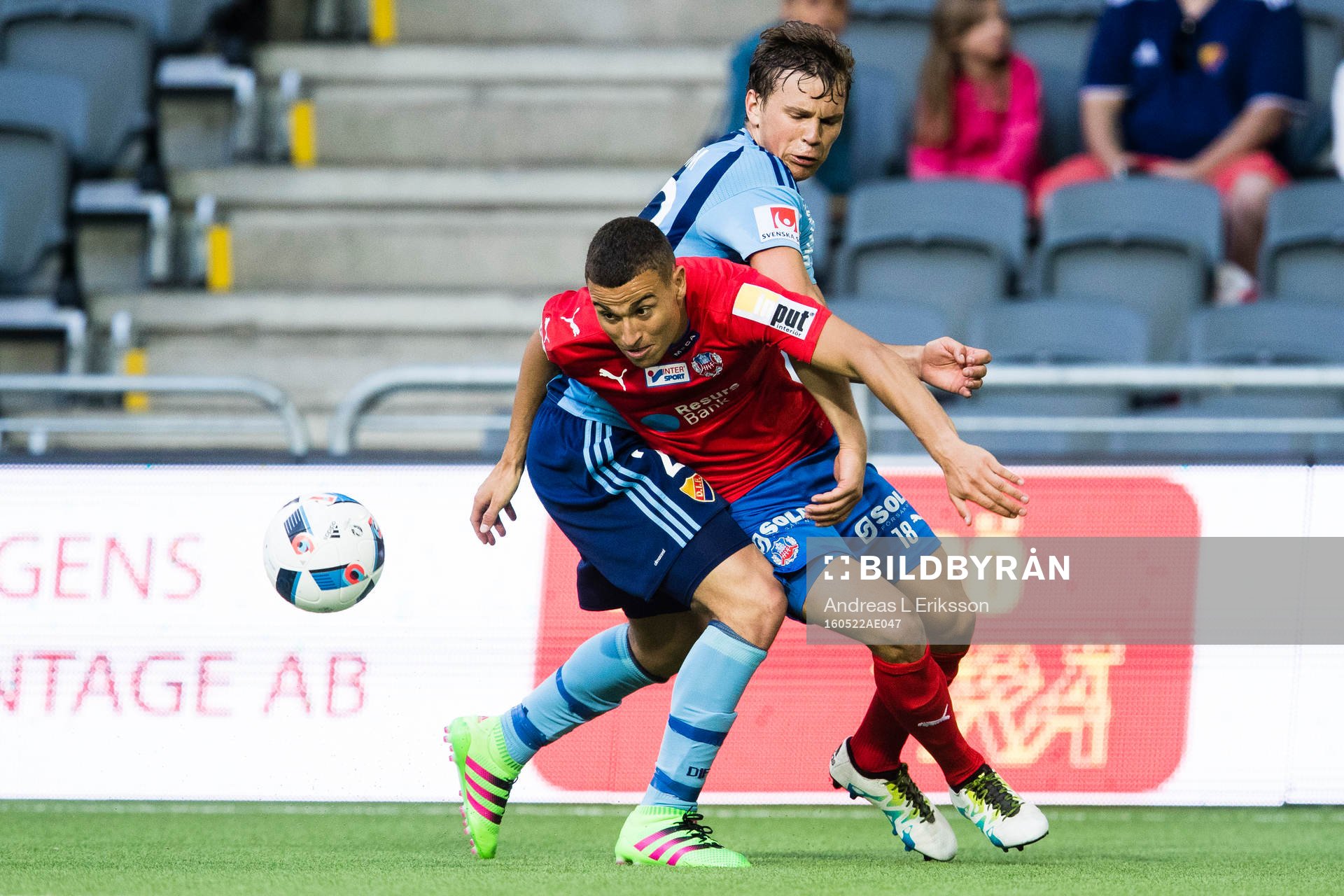 Helsingborgs Jordan Larsson tar sig förbi Djurgårdens