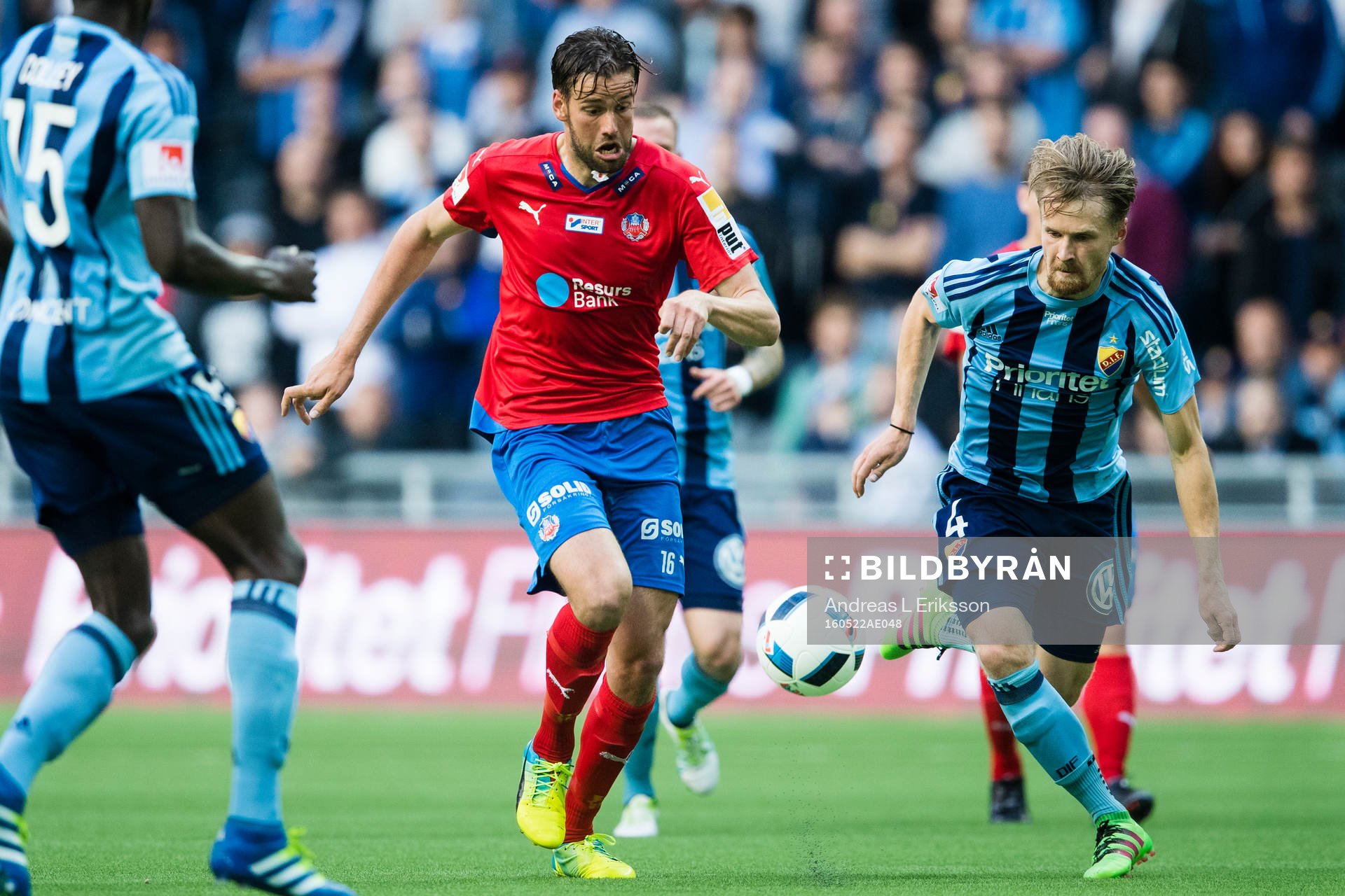 Helsingborgs Mikael Dahlberg  i kamp om bollen med