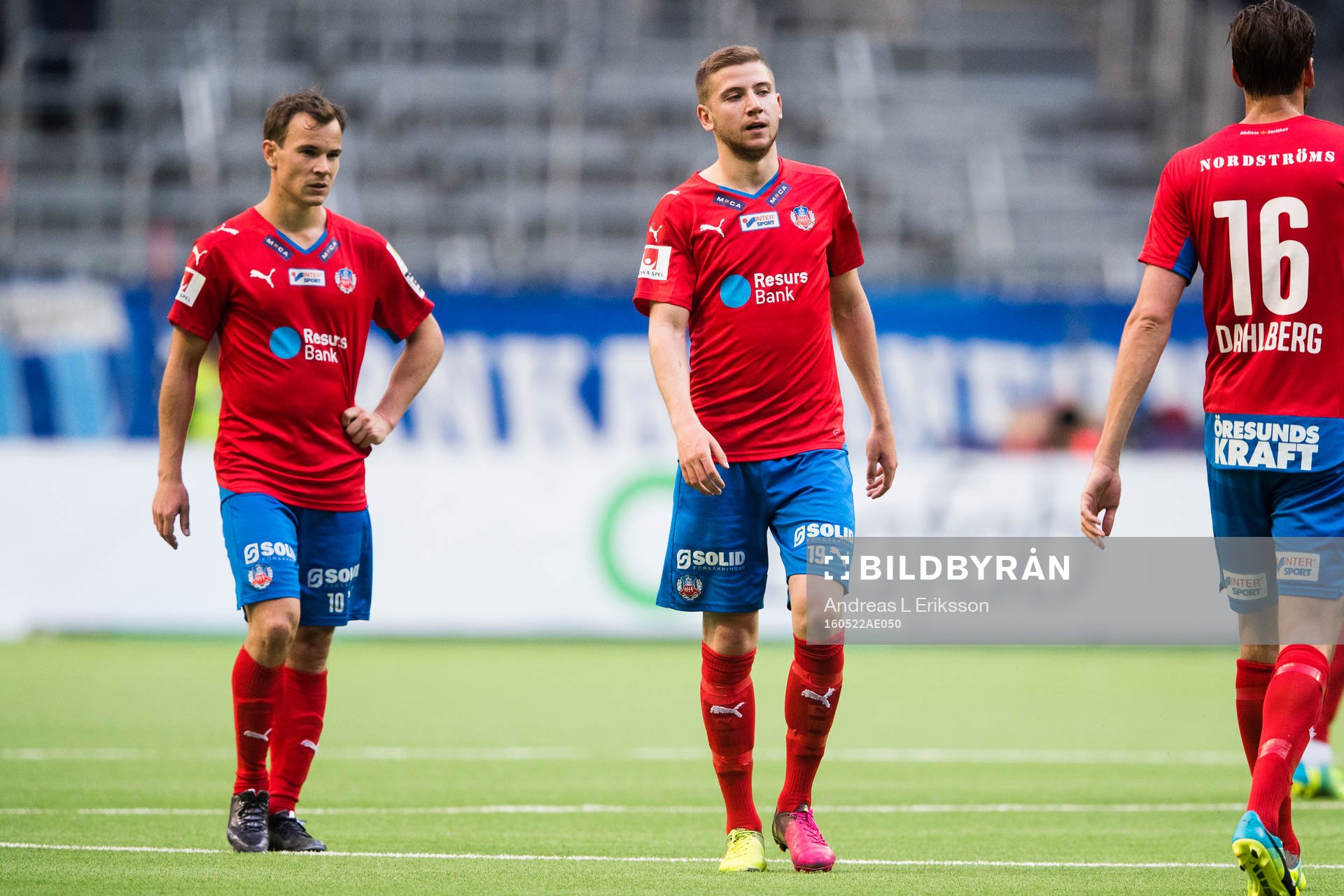 Helsingborgs Anton Wede och Darijan Bojanic ser deppiga ut