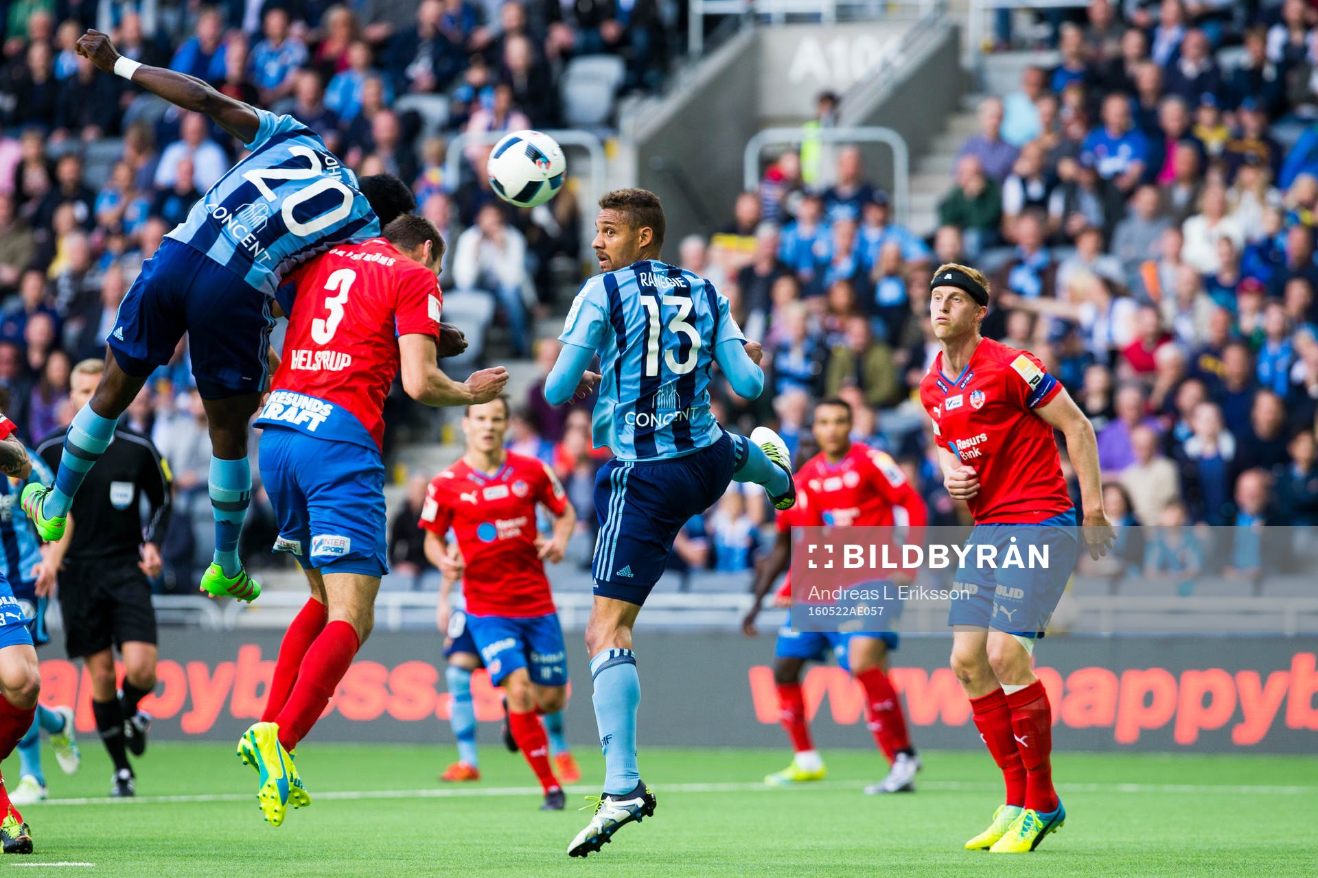 Djurgårdens Sam Johnson nickar in 1-0 förbi Helsingborgs