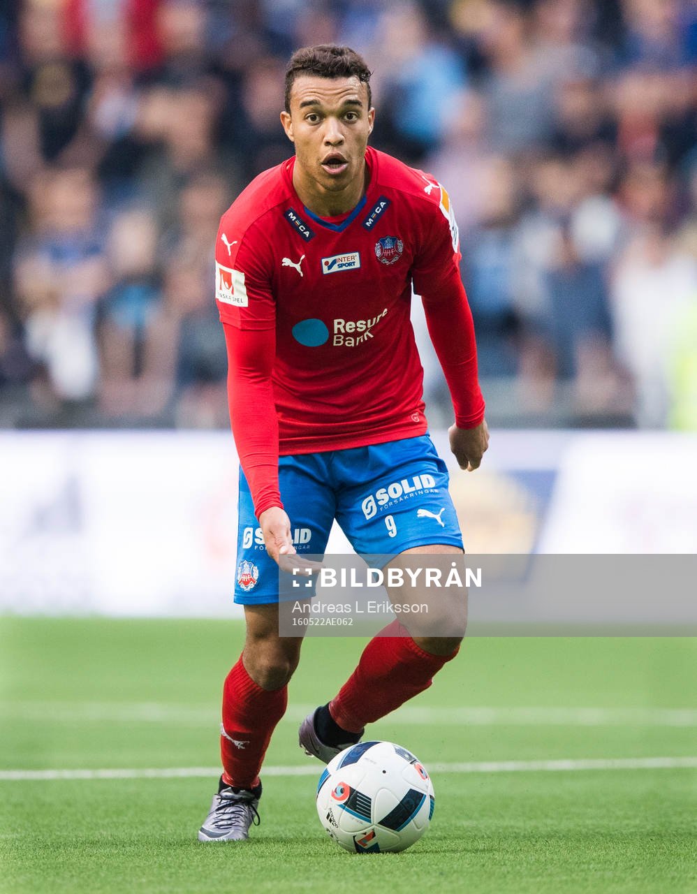 Helsingborgs Tyrell Rusike med bollen