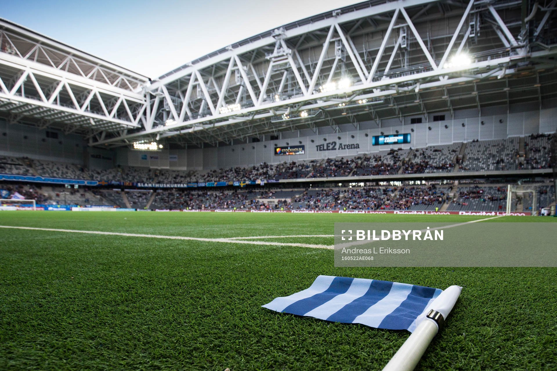 En hörnflagga ligger ner på plan innan fotbollsmatchen i