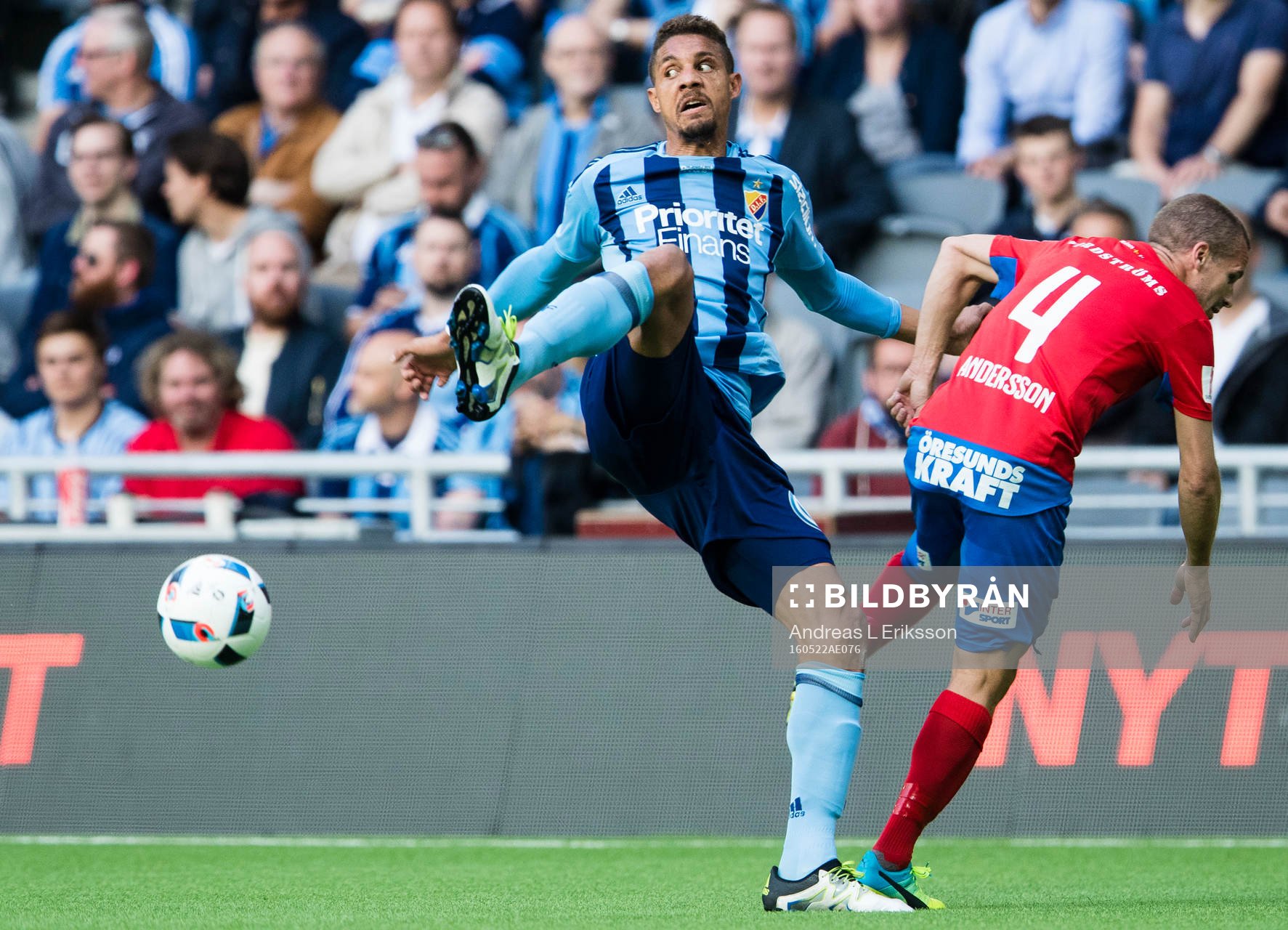 Djurgårdens Mathias Ranegie i kamp om bollen med