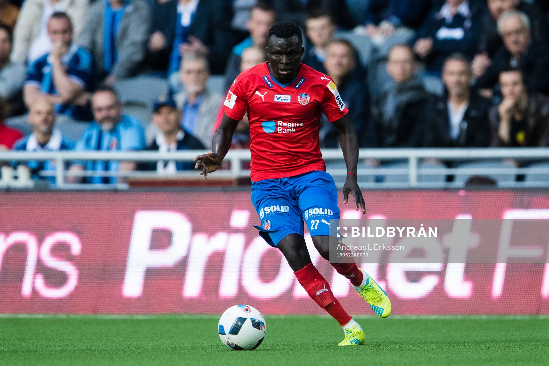 Helsingborgs Lalawélé Atakora med bollen