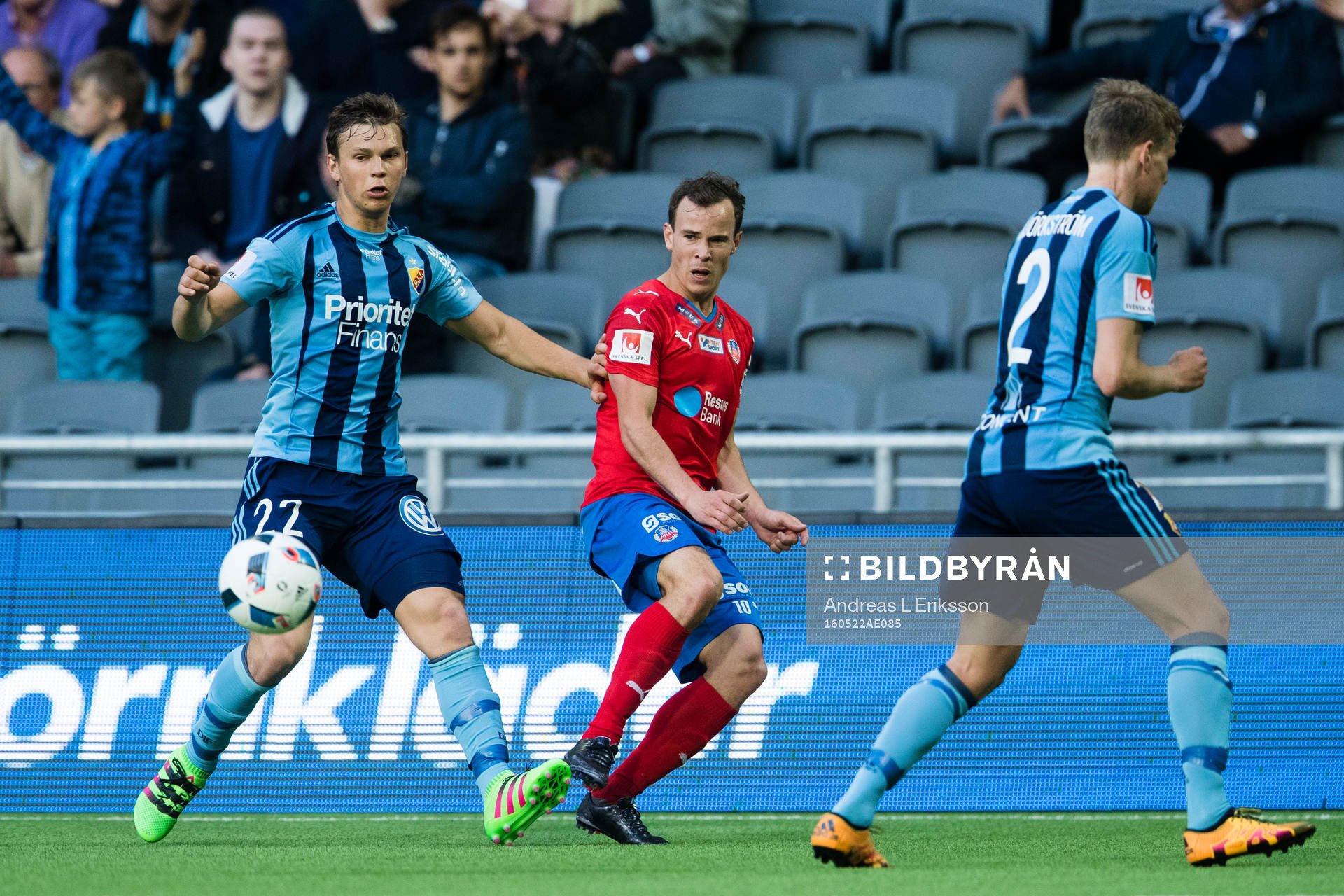Helsingborgs Anton Wede (m) med ett inlägg mellan