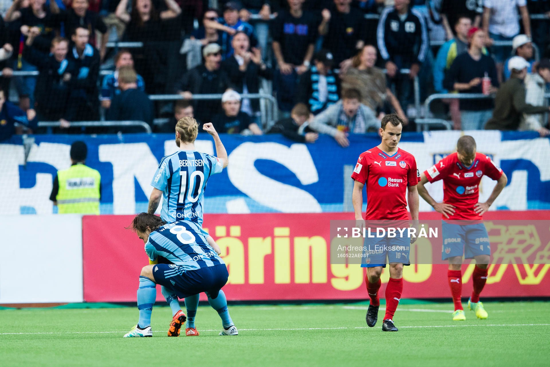 Djurgårdens Daniel Berntsen och Kevin Walker jublar medan
