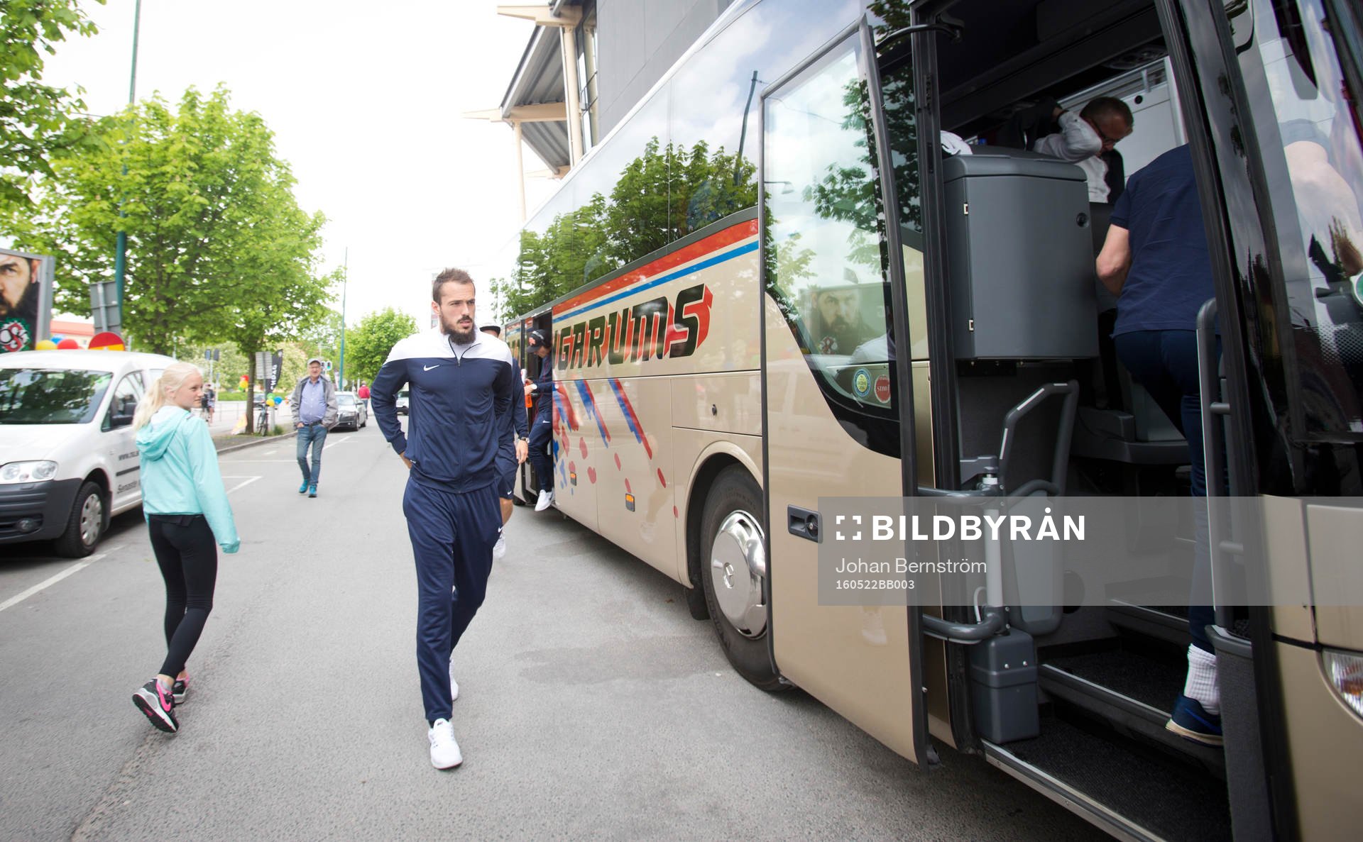 Norrköpings Emir Kujovic anläder till fotbollsmatchen i