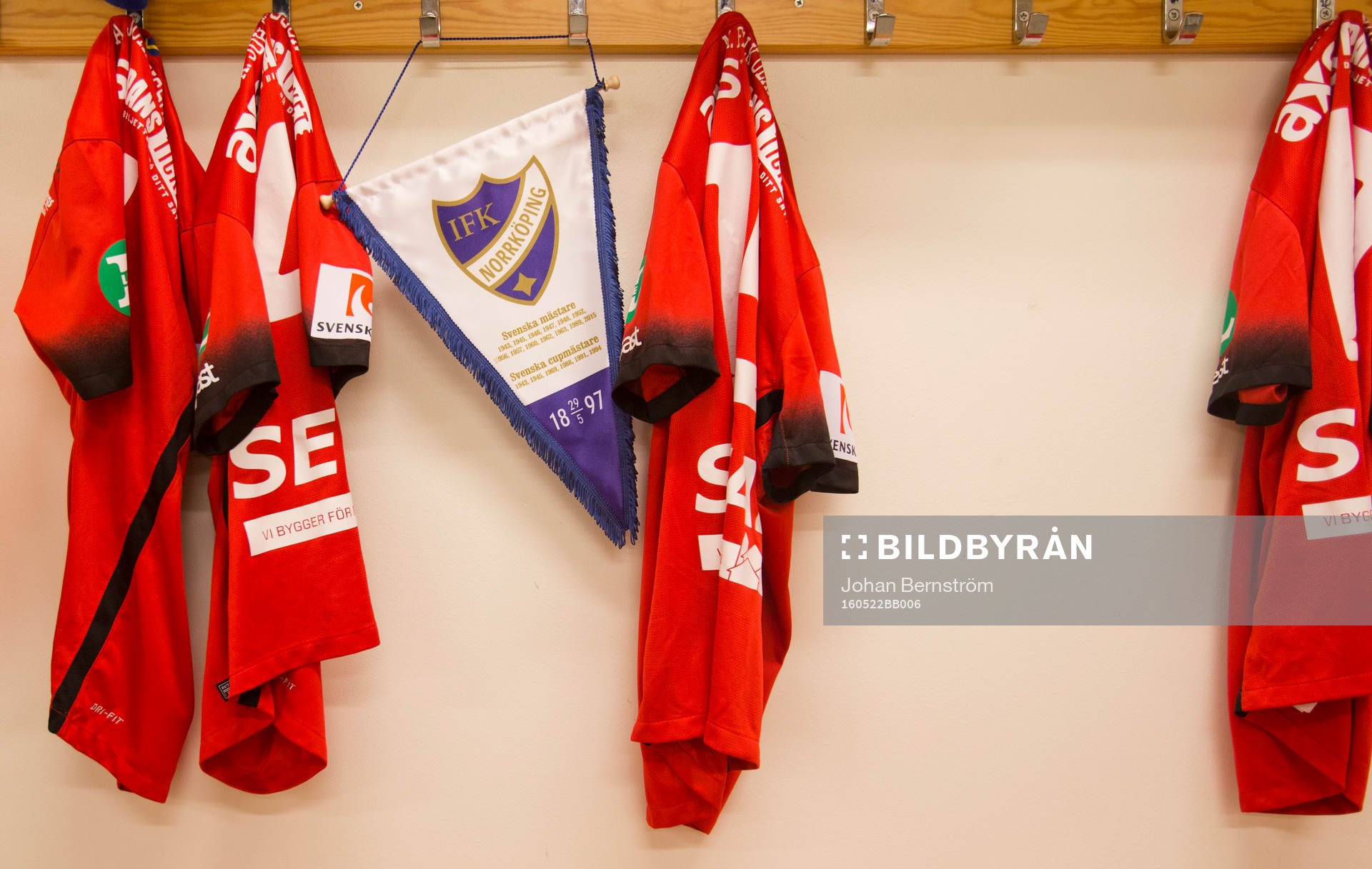 Norrköpings omklädningsrum med matchtröjor och en vimpel