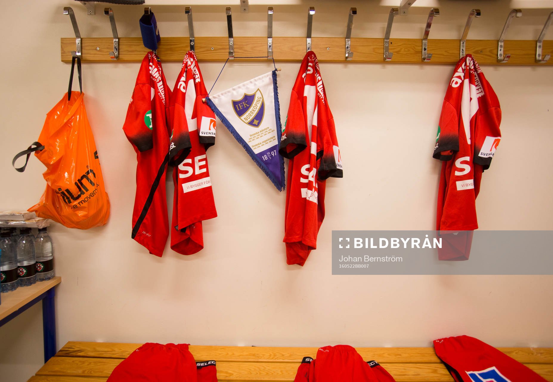 Norrköpings omklädningsrum med matchtröjor och en vimpel