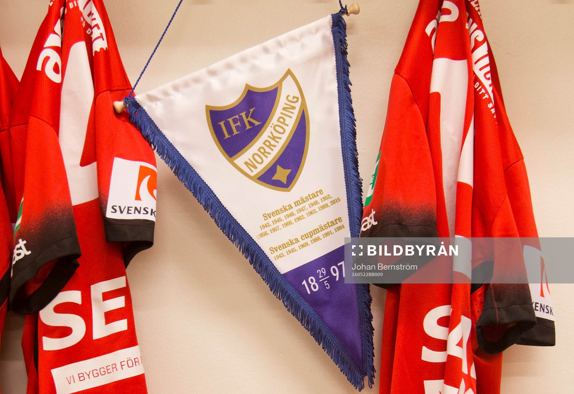 Norrköpings omklädningsrum med matchtröjor och en vimpel