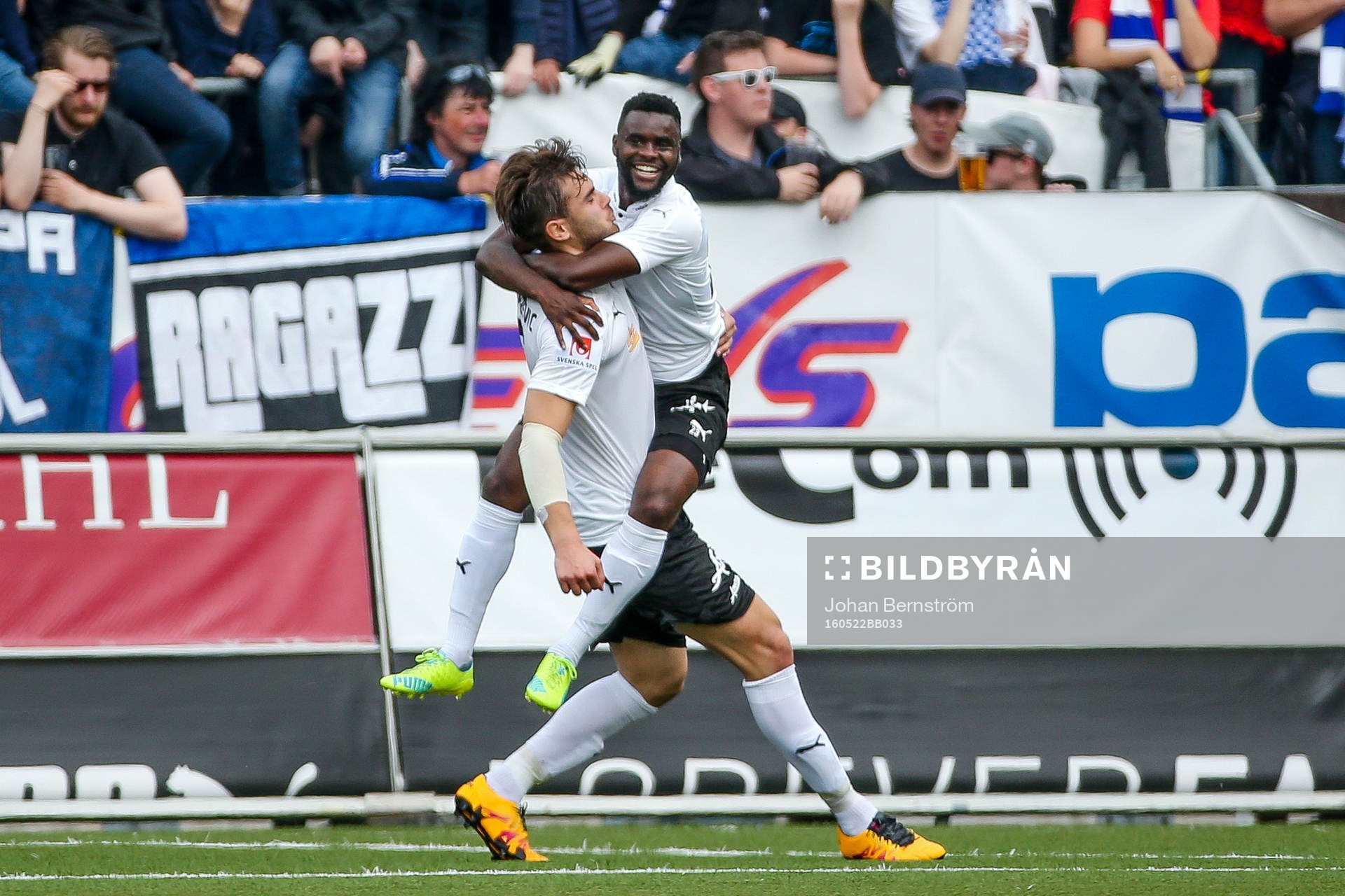 Örebros Astrit Ajdarevic och Maic Sema jublar efter 1-0 under fotbollsmatchen i Allsvenskan mellan Örebro och Norrköping den 22 maj 2016 i Örebro.