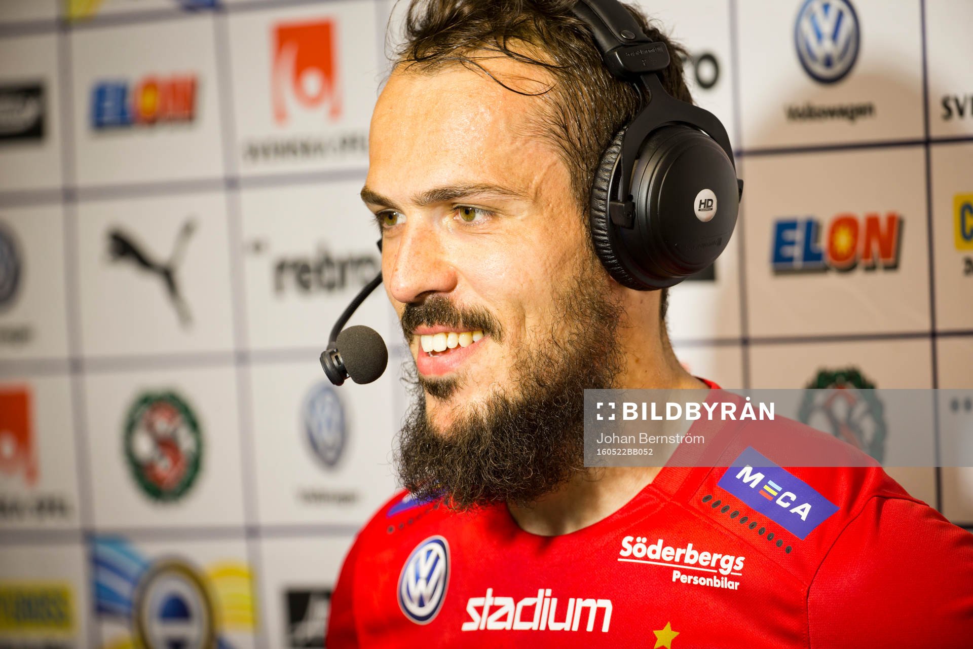 Norrköpings skrattar under intervju under fotbollsmatchen i Allsvenskan mellan Örebro och Norrköping den 22 maj 2016 i Örebro.