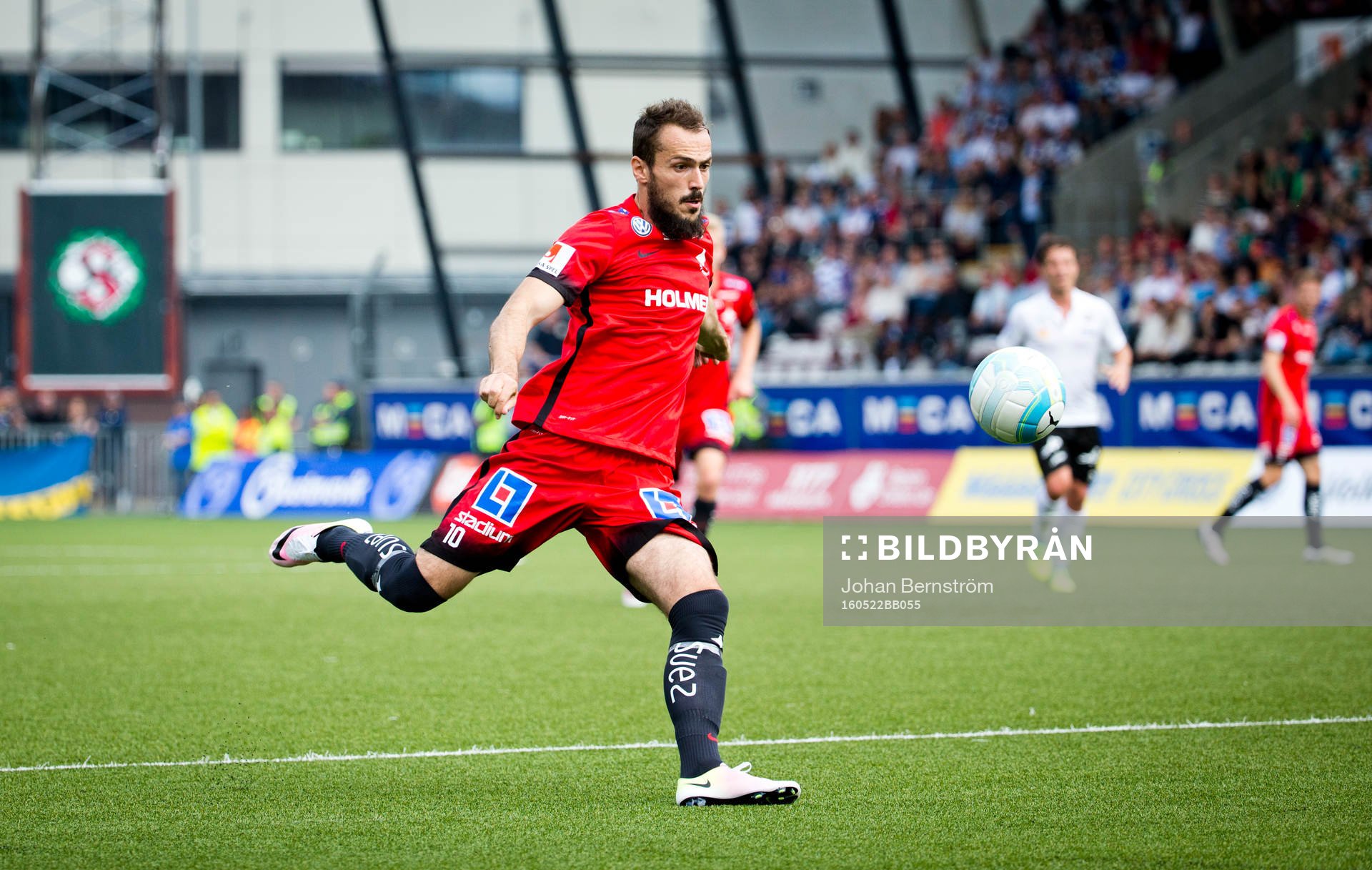Norrköpings Emir Kujovic skjuter in 1-1 under fotbollsmatchen i Allsvenskan mellan Örebro och Norrköping den 22 maj 2016 i Örebro.