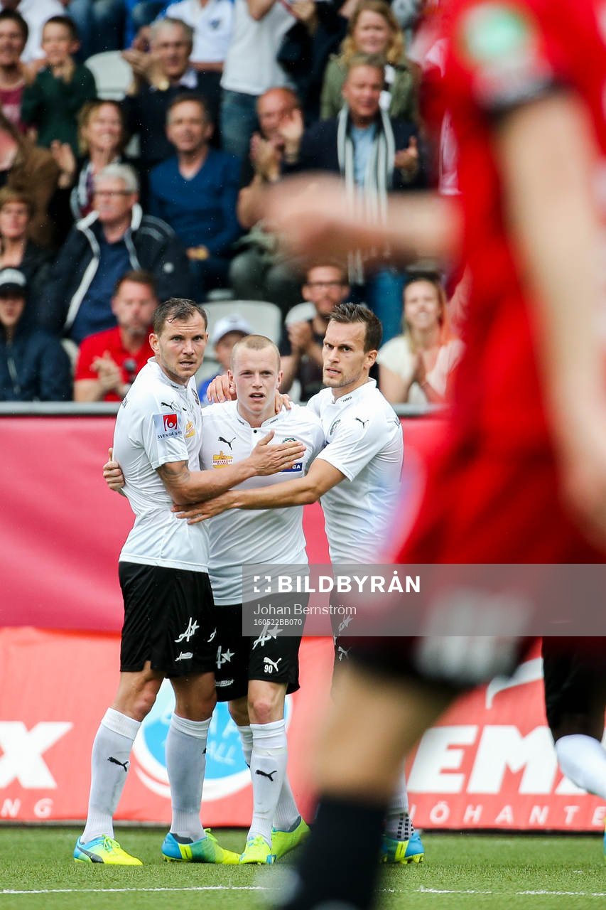 Örebros Daniel Gustavsson jublar efter 2-2 under fotbollsmatchen i Allsvenskan mellan Örebro och Norrköping den 22 maj 2016 i Örebro.
