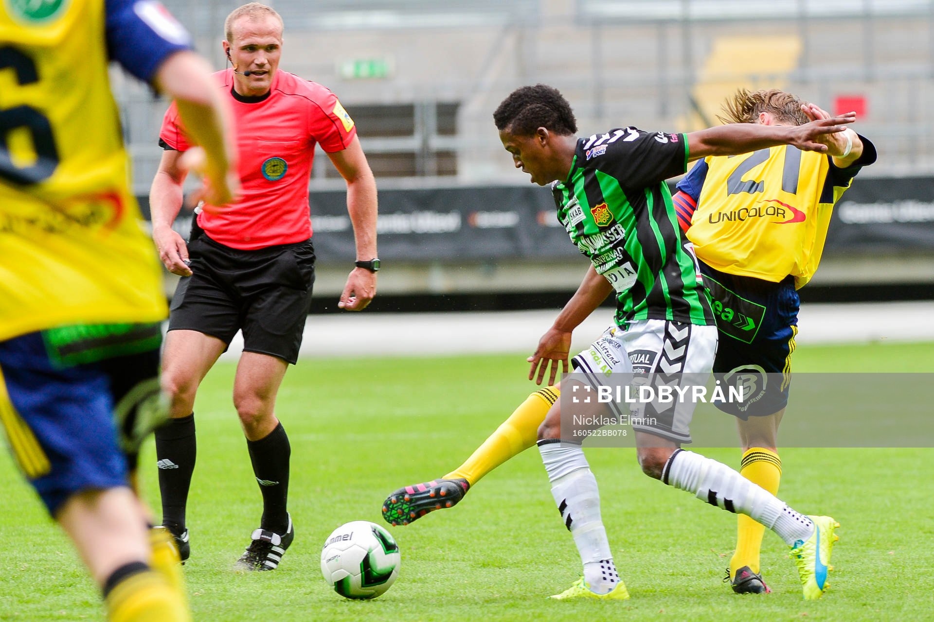 Domare Patrik Eriksson och GAIS Luther Singh  under fotbollsmatchen i Superettan mellan GAIS och Ängelholm den 22 maj 2016 i Göteborg.
