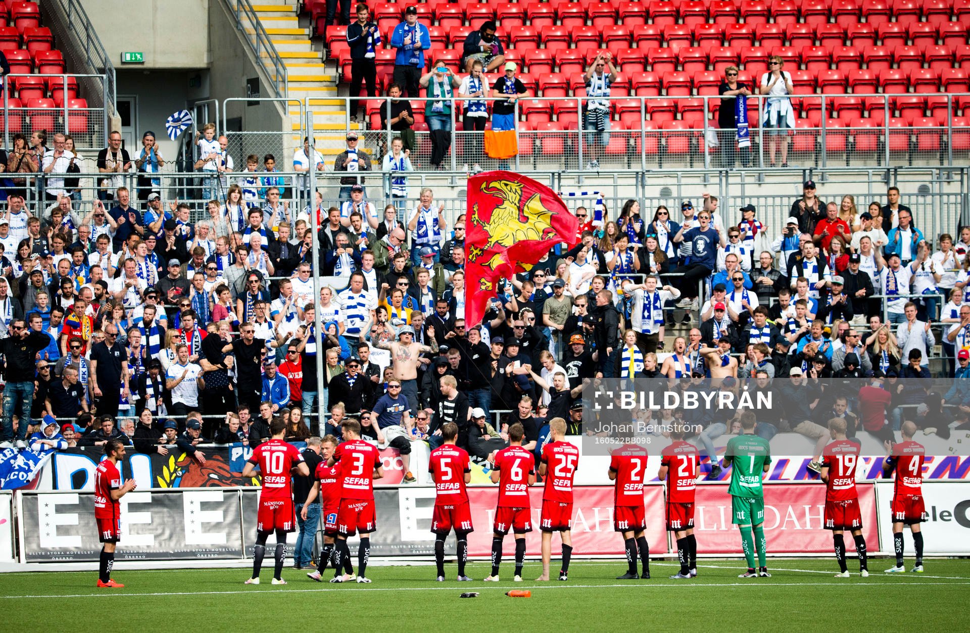 Norrköpingsspelarna tackar fansen