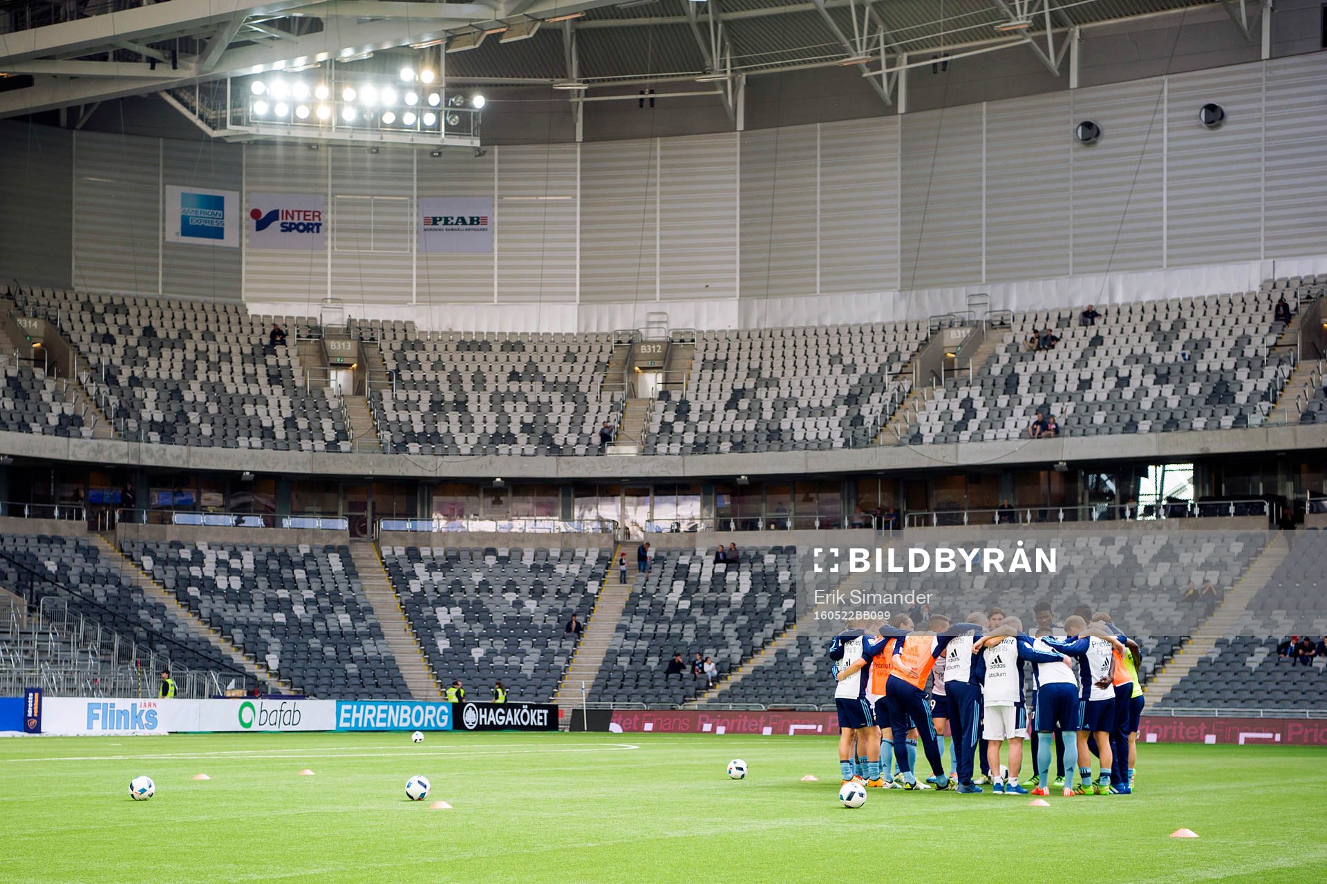 Djurgårdens trupp samlar sig under uppvärmningen inför fotbollsmatchen i Allsvenskan mellan Djurgården och Helsingborg den 22 maj 2016 i Stockholm.