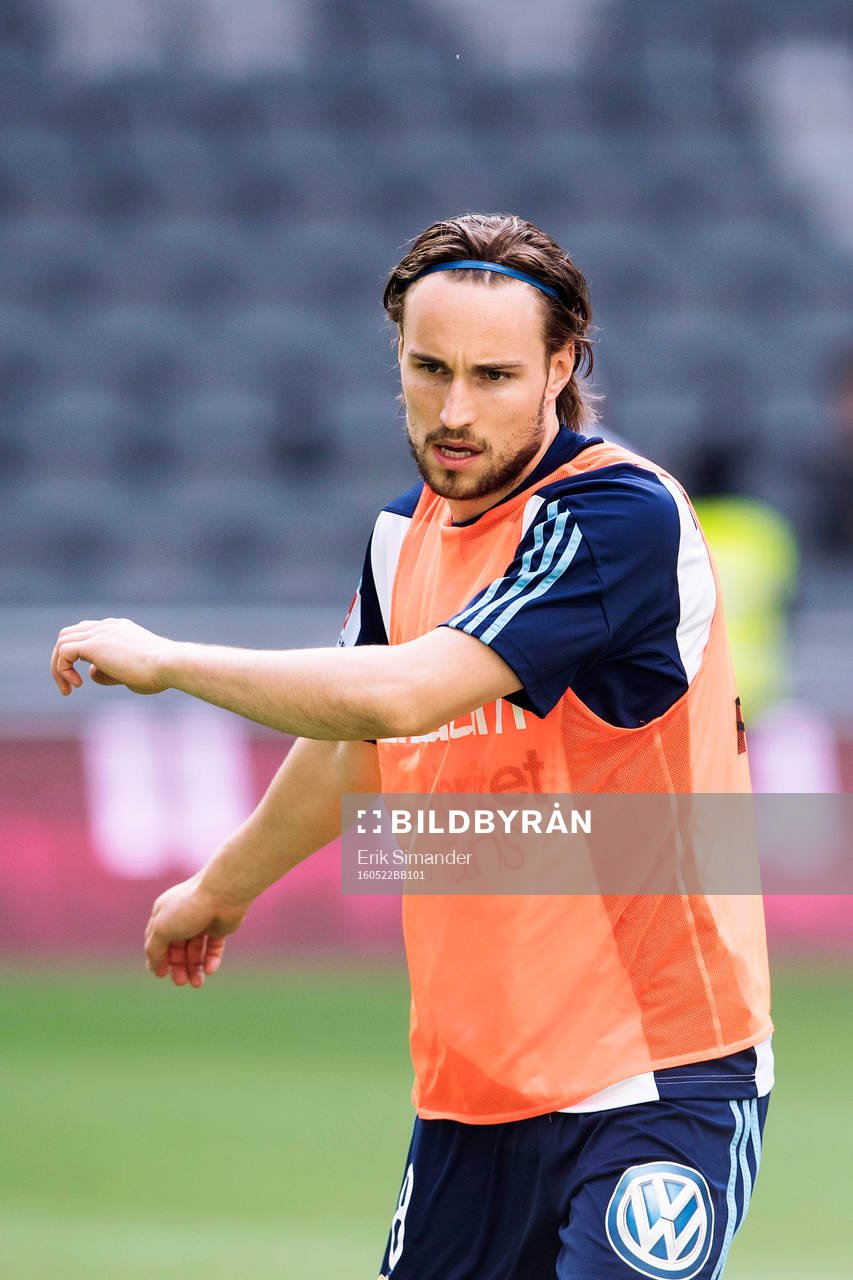Djurgårdens Kevin Walker värmer upp