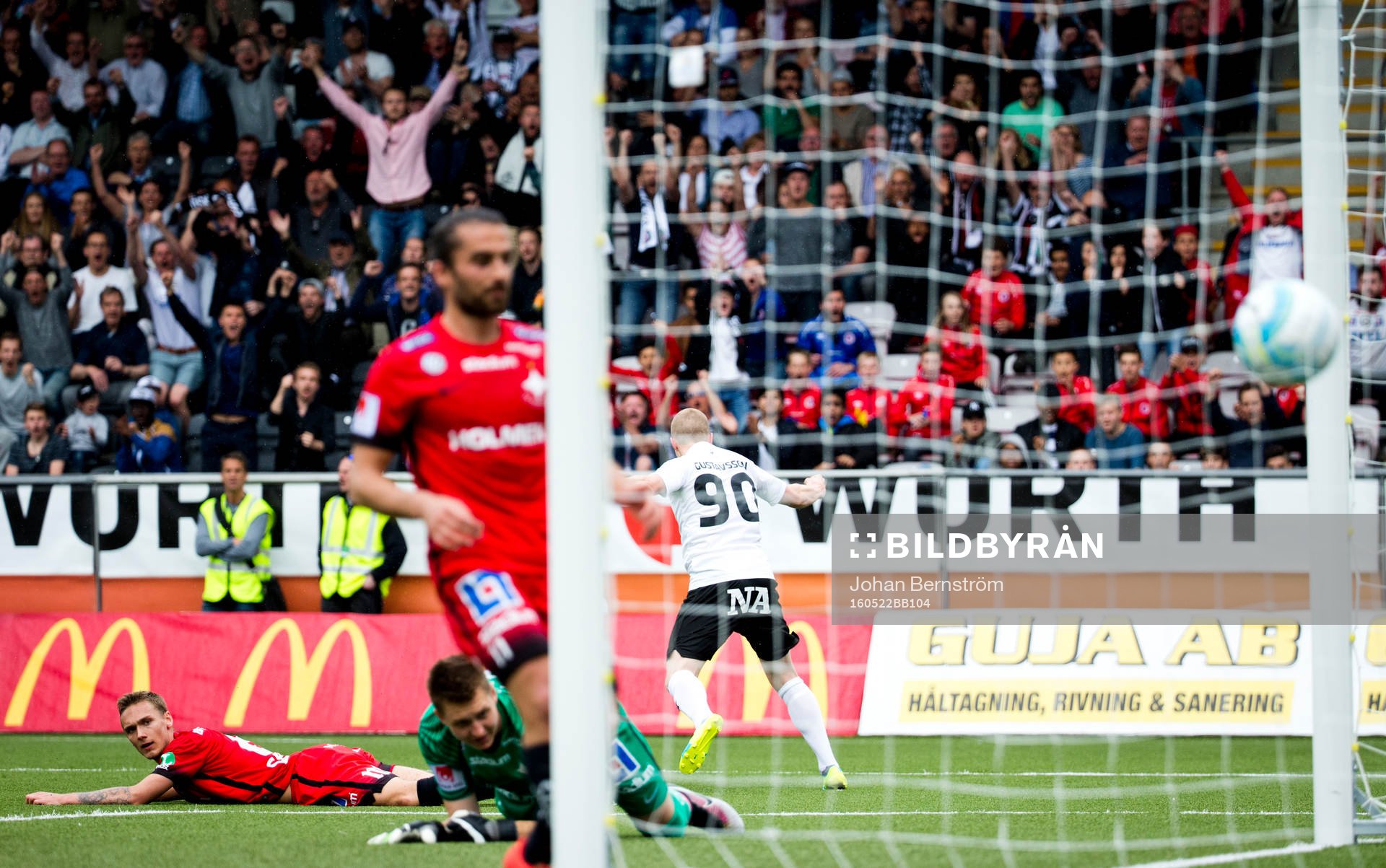 Örebros Daniel Gustavsson gör 2-2 och jublar under fotbollsmatchen i Allsvenskan mellan Örebro och Norrköping den 22 maj 2016 i Örebro.