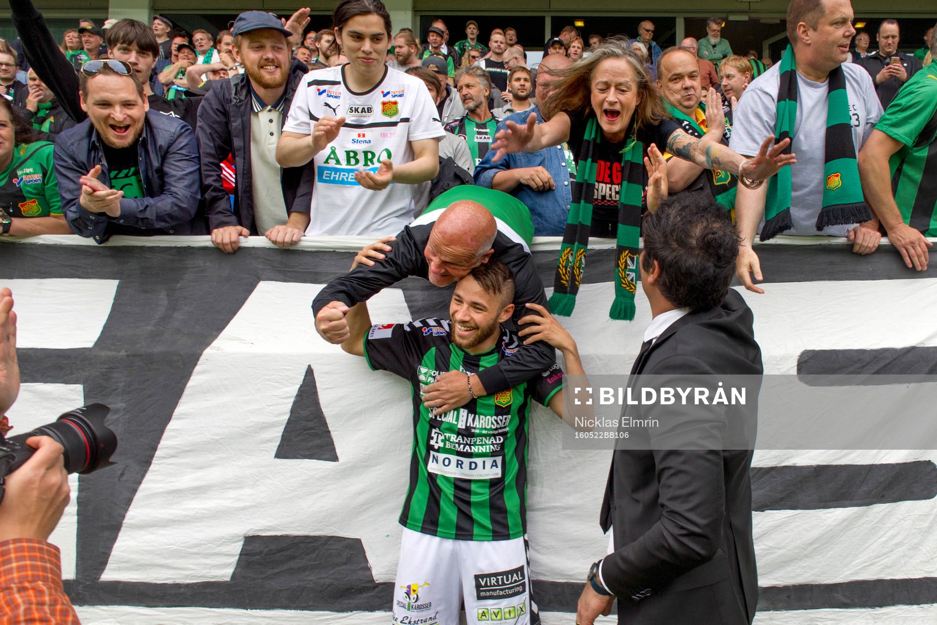 GAIS Malkolm Moenza och tränare Benjamin Westman firar med