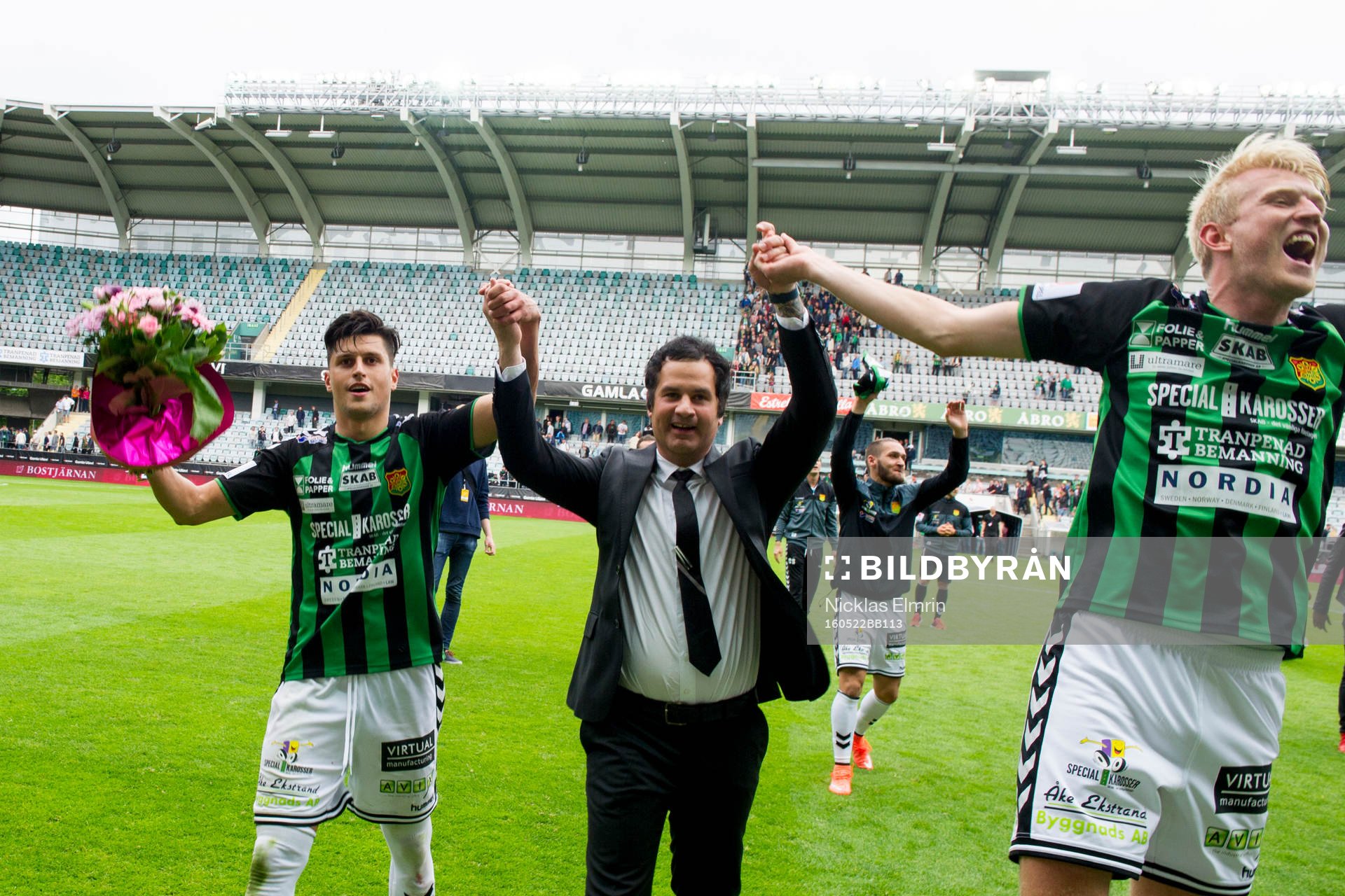 GAIS Luka Mijaljevic tränare Benjamin Westman jublar efter fotbollsmatchen i Superettan mellan GAIS och Ängelholm den 22 maj 2016 i Göteborg.
