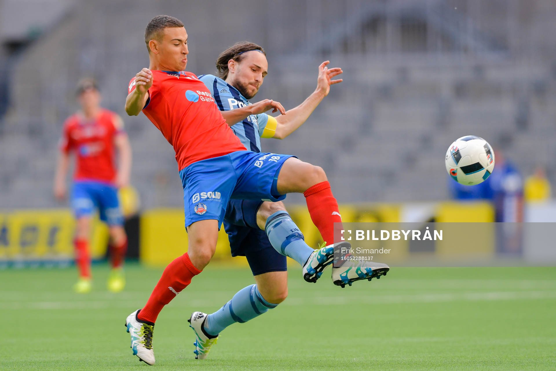 Helsingborgs Jordan Larsson och Djurgårdens Kevin Walker