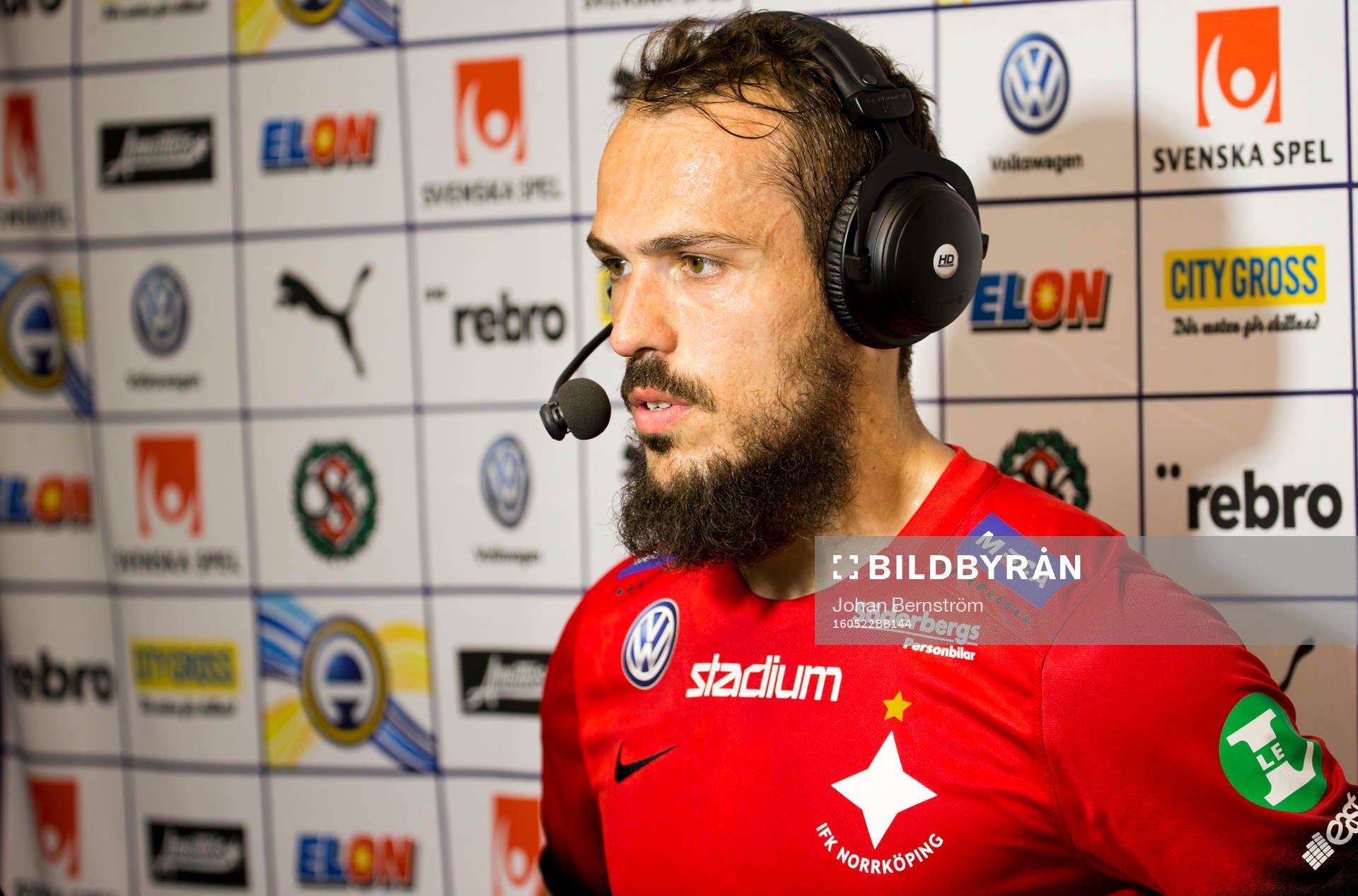 Norrköpings Emir Kujovic blir intervjuad under fotbollsmatchen i Allsvenskan mellan Örebro och Norrköping den 22 maj 2016 i Örebro.