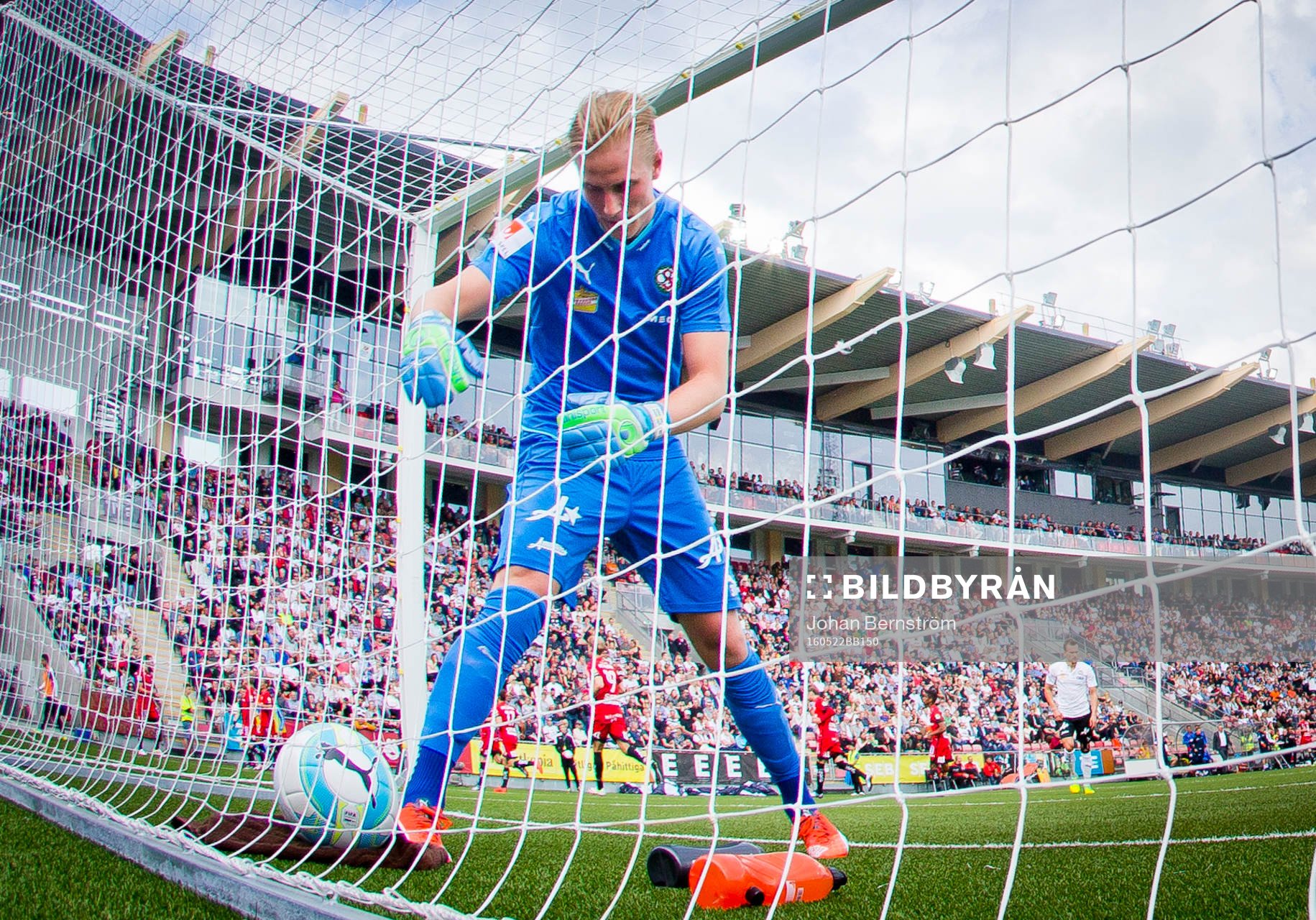 Örebros målvakt Jacob Rinne hämtar bollen bollen 1-1
