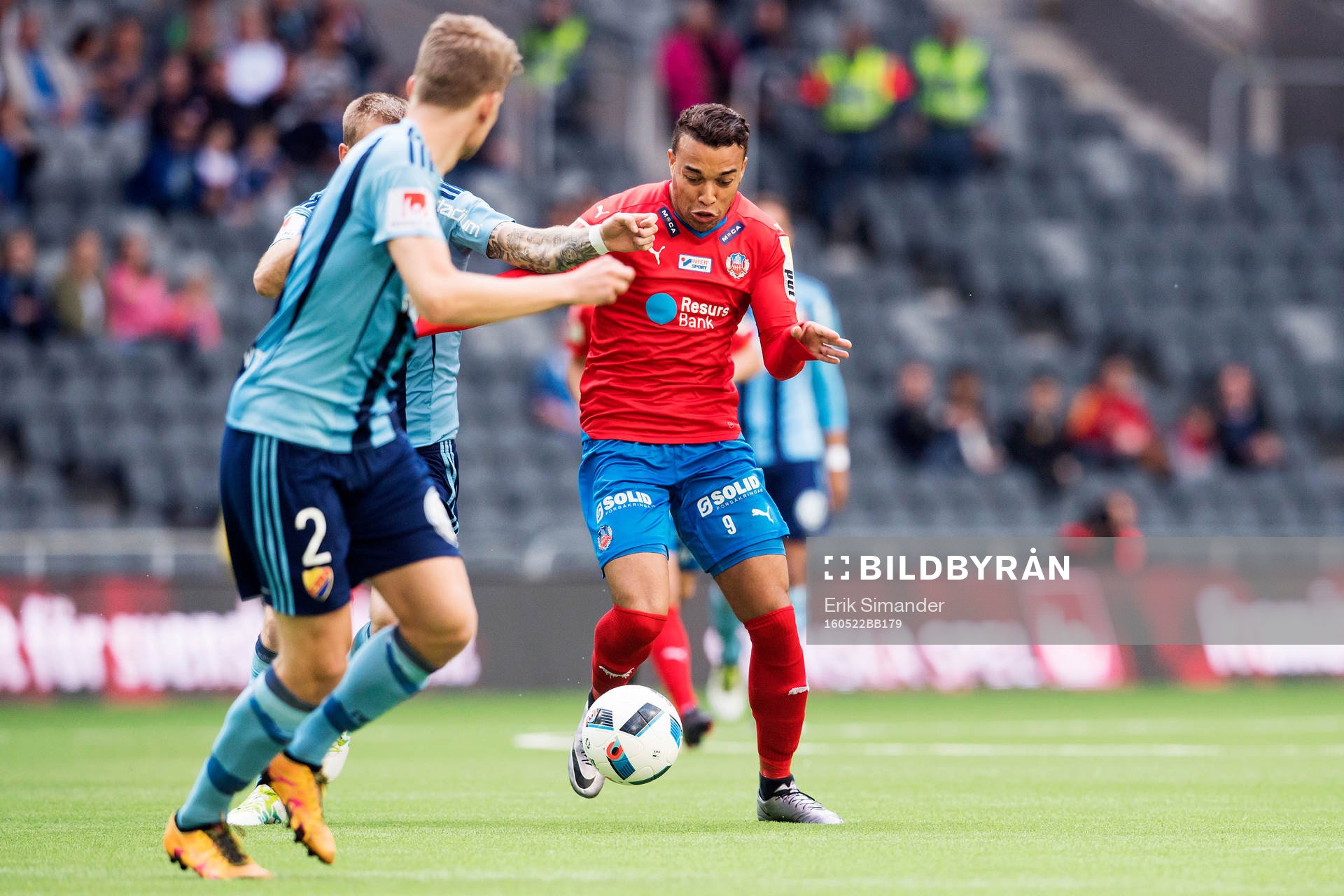 Helsingborgs Tyrell Rusike med bollen