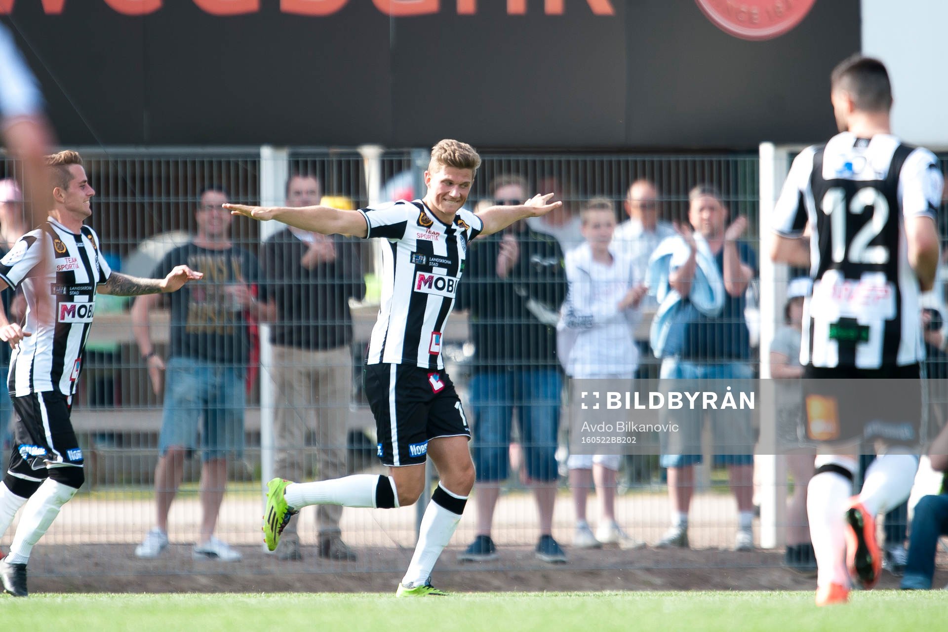 Landskronas Erik Pärsson jublar under fotbollsmatchen Division 1 Södra mellan Landskrona BoIS och Höllviken den 22 maj 2016 i Landskrona.
