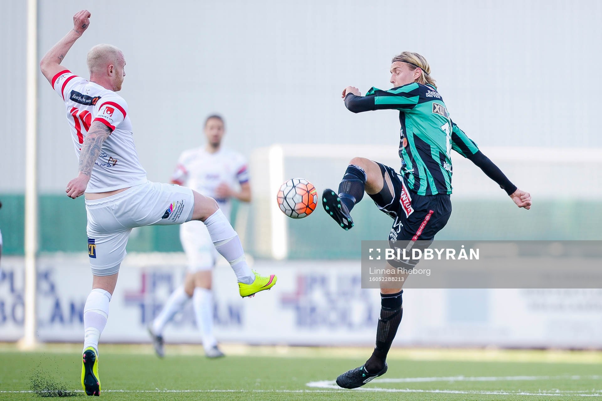 Assyriskas Ken Fagerberg och Varbergs Joakim Lindner under fotbollsmatchen i Superettan mellan Assyriska och Varberg den 22 maj 2016 i Södertälje.