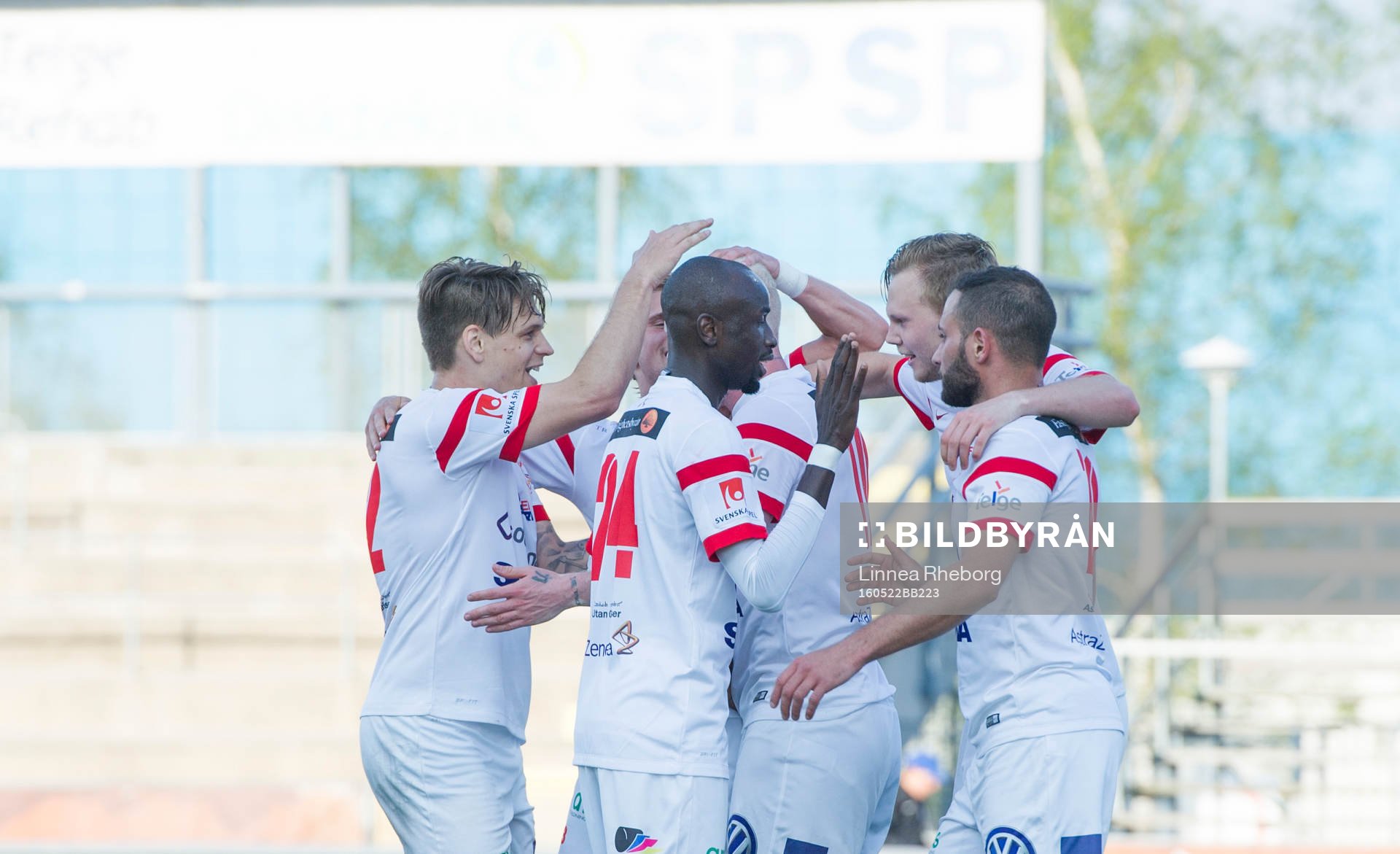 Assyriskas Ken Fagerberg, Mattias Genc, Jerome Tibbling Ugwo, Fredrik Holster och Tim Söderström jublar efter att Mattias Genc gjort 1-0 under fotbollsmatchen i Superettan mellan Assyriska och Varberg den 22 maj 2016 i Södertälje.