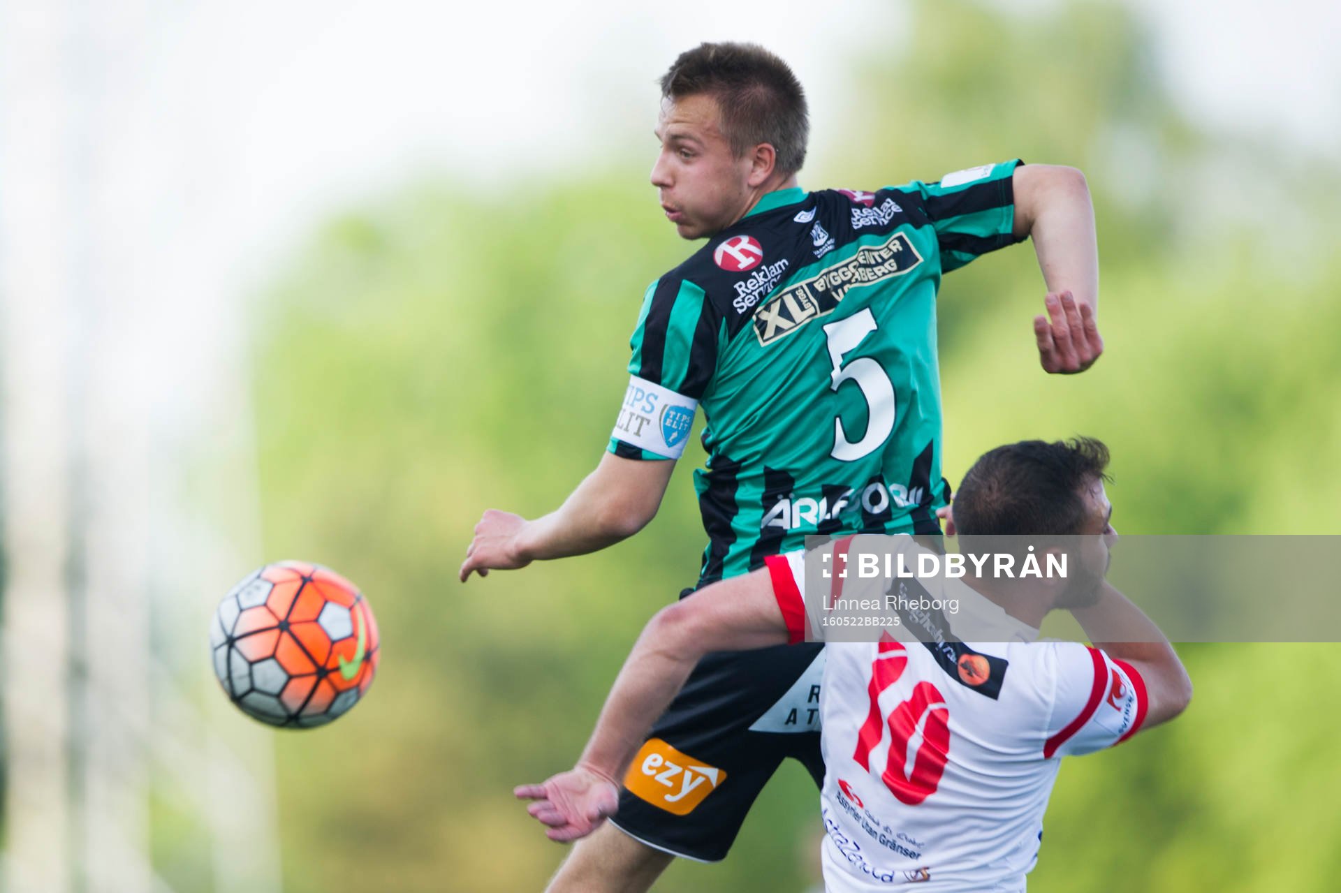 Varbergs Ivan Näsberg och Assyriskas Mattias Genc i en