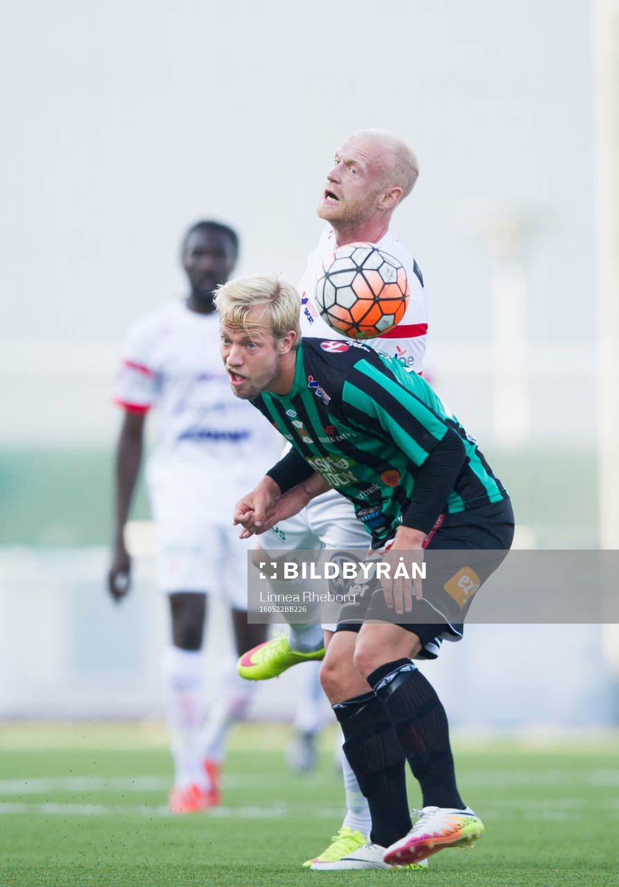 Assyriskas Ken Fagerberg och Varbergs Sebastian Crona i en