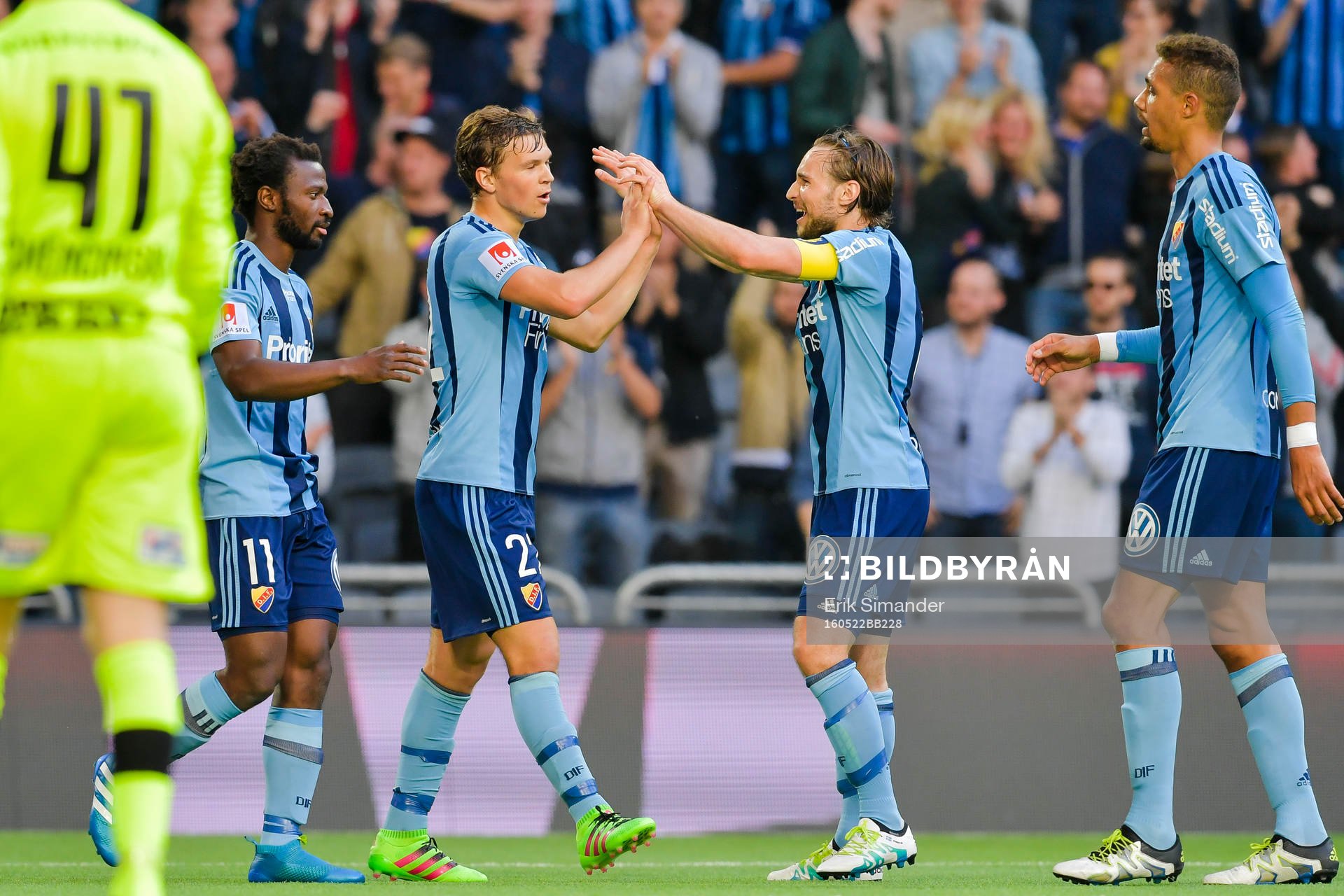 Djurgårdens Tim Björkström och Kevin Walker jublar