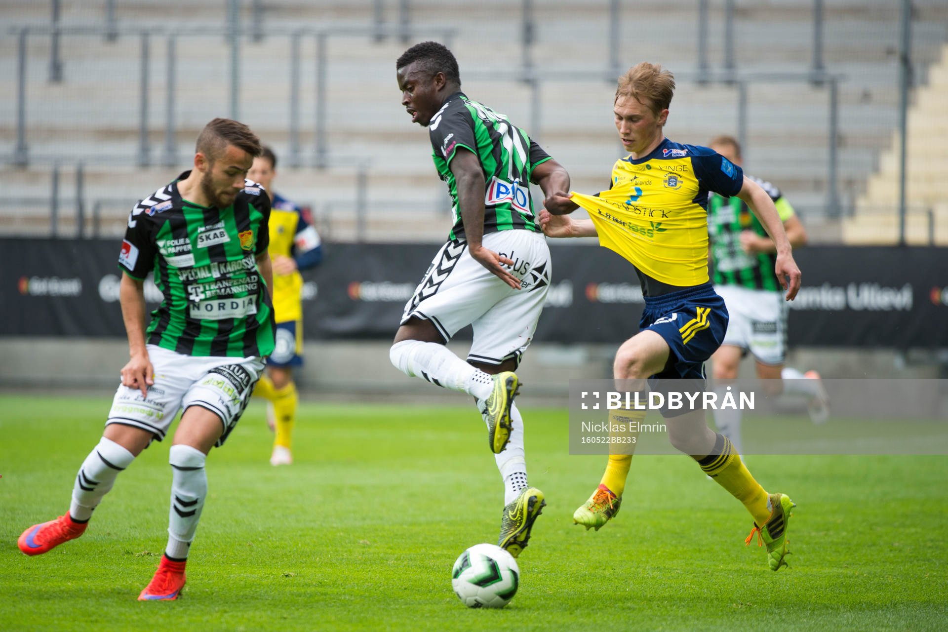 från vänster GAIS Malkolm Moenza Kieron Cadogan i kamp med Ängelholms Albin Nilsson under fotbollsmatchen i Superettan mellan GAIS och Ängelholm den 22 maj 2016 i Göteborg.