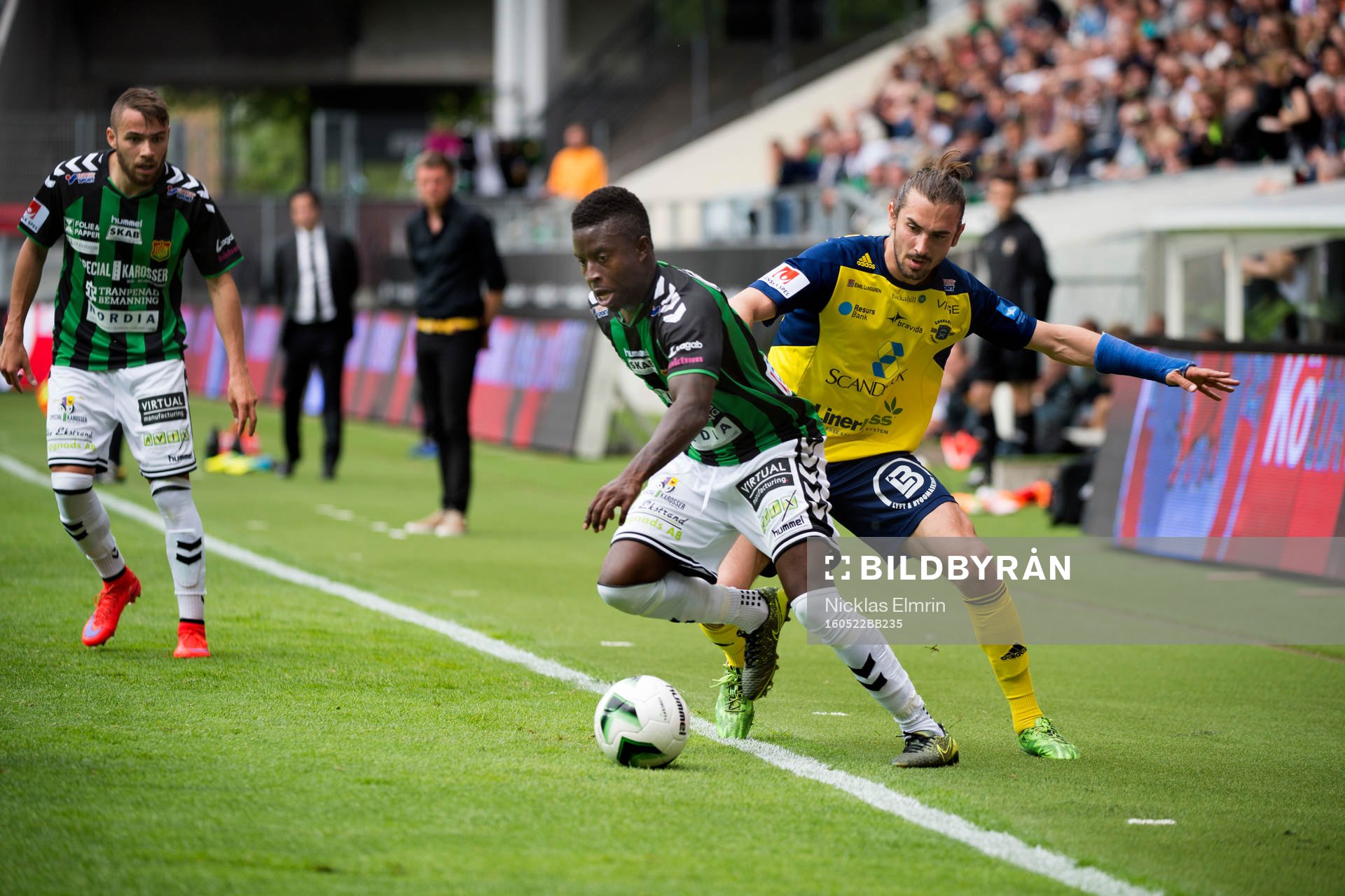 GAIS Kieron Cadogan i kamp med Ängelholms Sebastian Carlsén under fotbollsmatchen i Superettan mellan GAIS och Ängelholm den 22 maj 2016 i Göteborg.