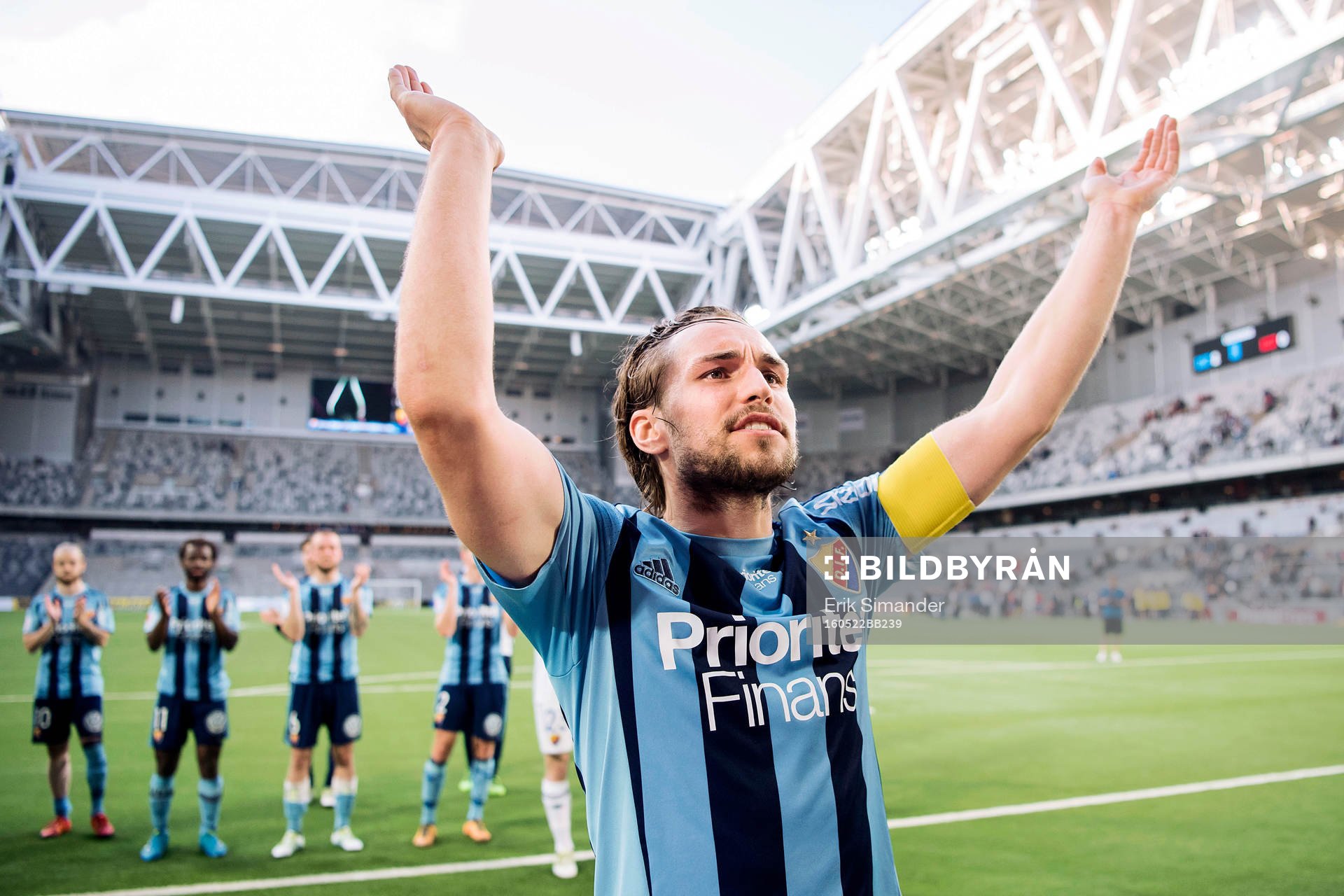 Djurgårdens Kevin Walker jublar mot publiken efter fotbollsmatchen i Allsvenskan mellan Djurgården och Helsingborg den 22 maj 2016 i Stockholm.