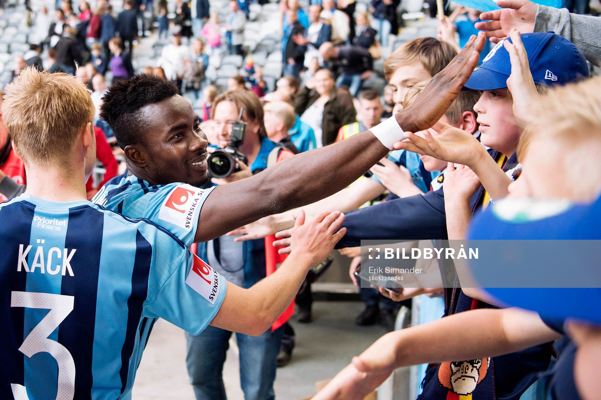 Djurgårdens Sam Johnson hälsar på unga fans